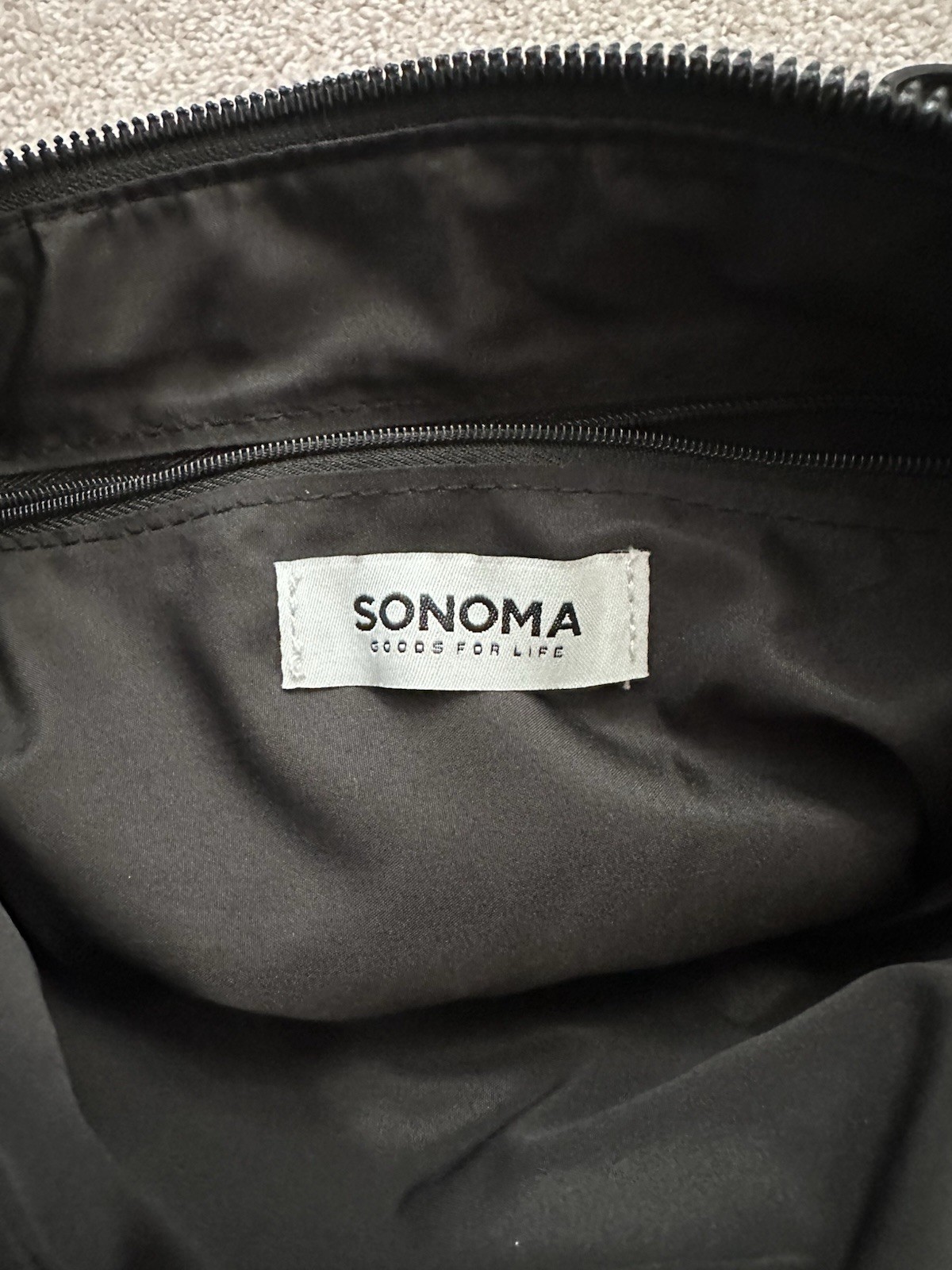 Sonoma Women’s Black Crossbody Bag Zip Closure Adjustable Detachable Strap