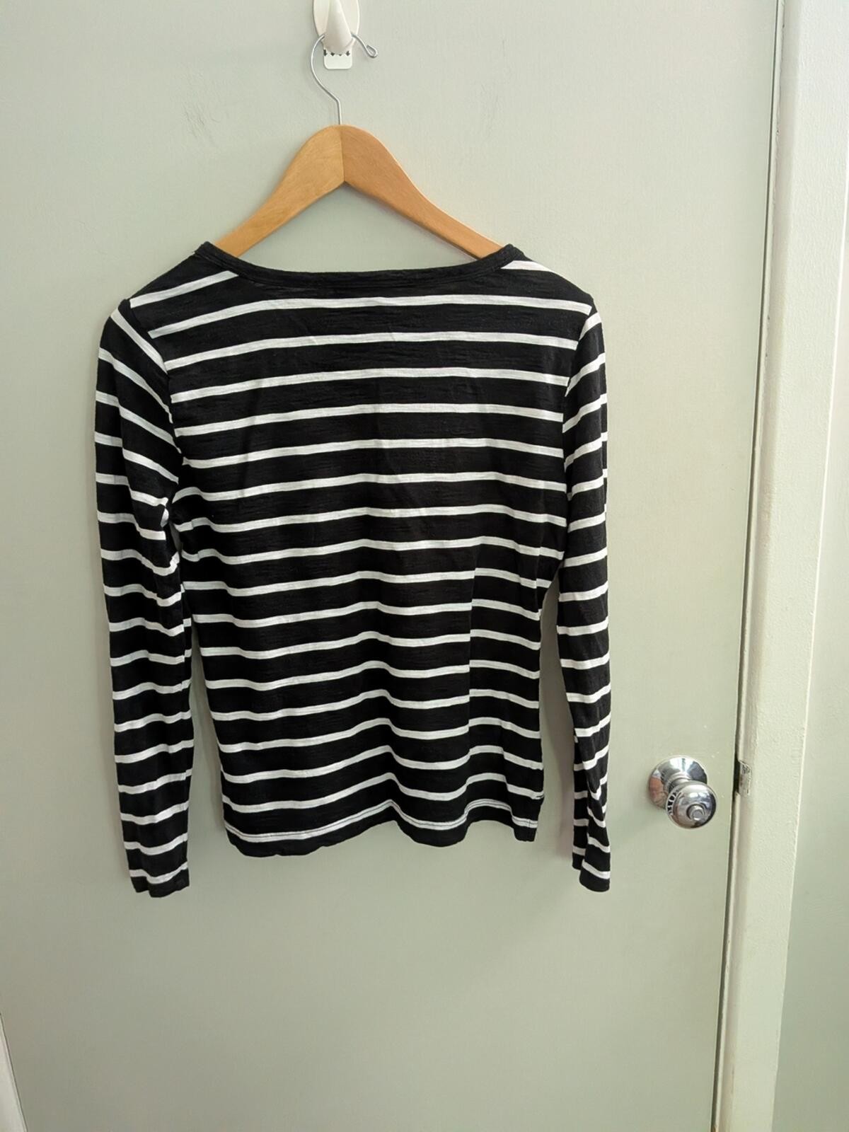 White House Black Market Striped Long Sleeve Tee Cuff Gold Buttons Med Luxury