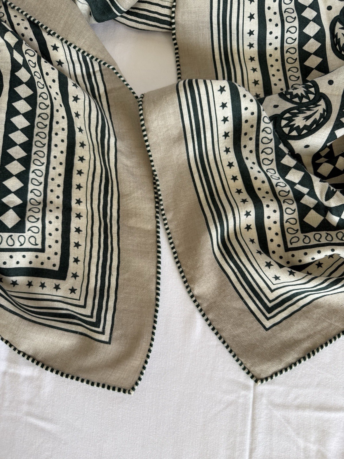 Hermès Women’s Les Roues de Phaeton Cashmere Silk Bandana Scarf Shawl 140×140
