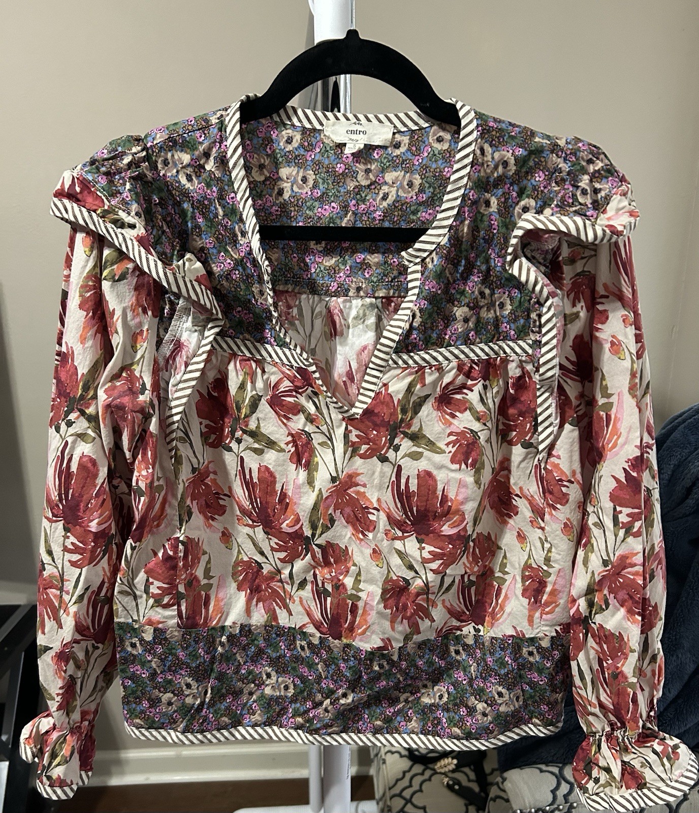 Entro Women’s S Multicolor Floral V-Neck Ruffle Long Sleeve Pullover Blouse