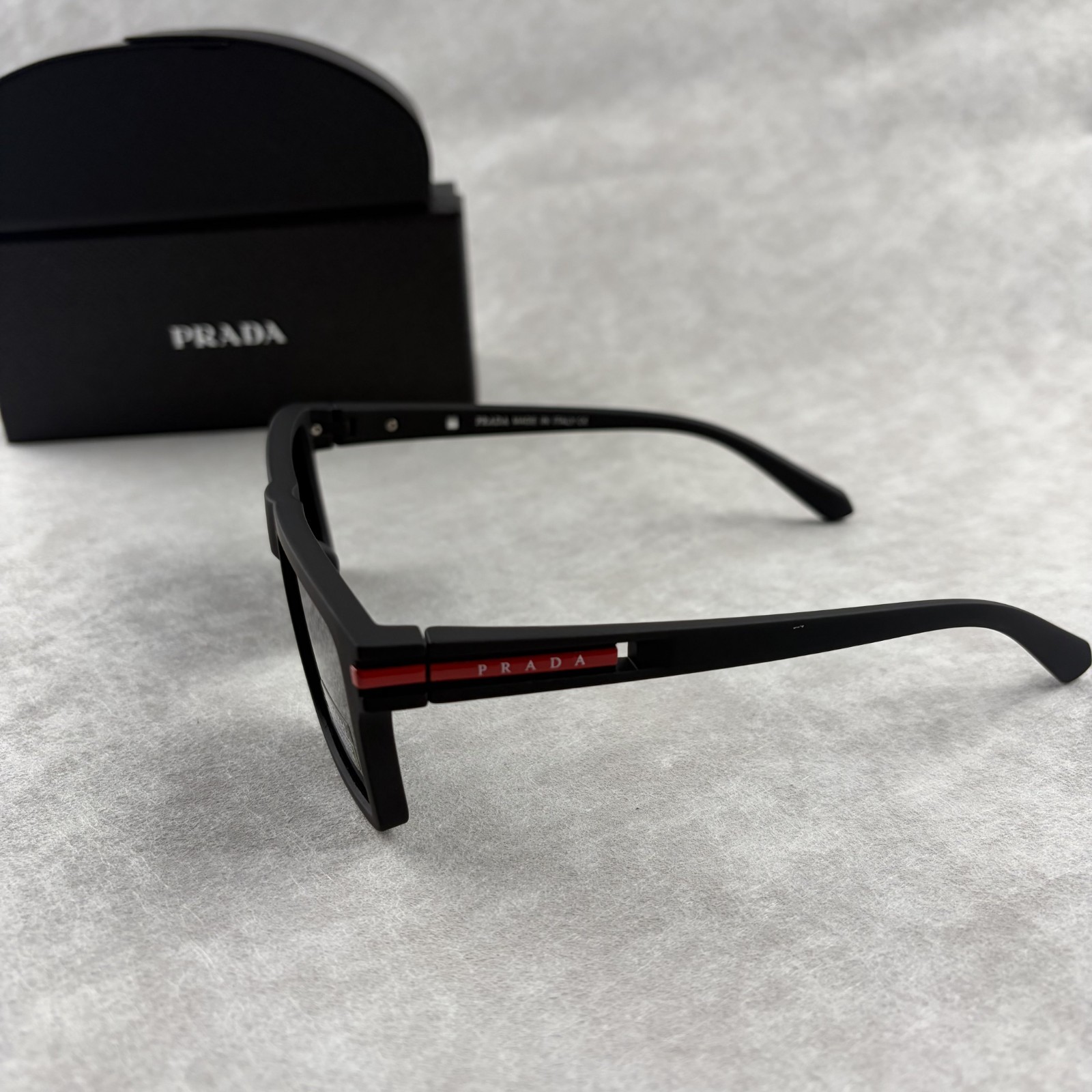 New In Box – Prada Men’s & Women’s Square Designer Sunglasses Classic Frame