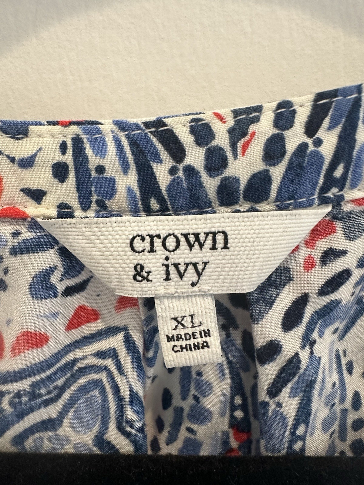 Crown & Ivy Sleeveless V-Neck Button Front Paisley Rayon Blouse – XL
