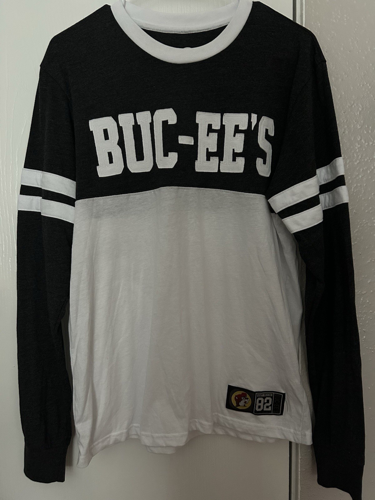 Buc-ee’s Men’s M Black/White Long Sleeve Graphic Logo Tee Crew Neck Cotton Knit