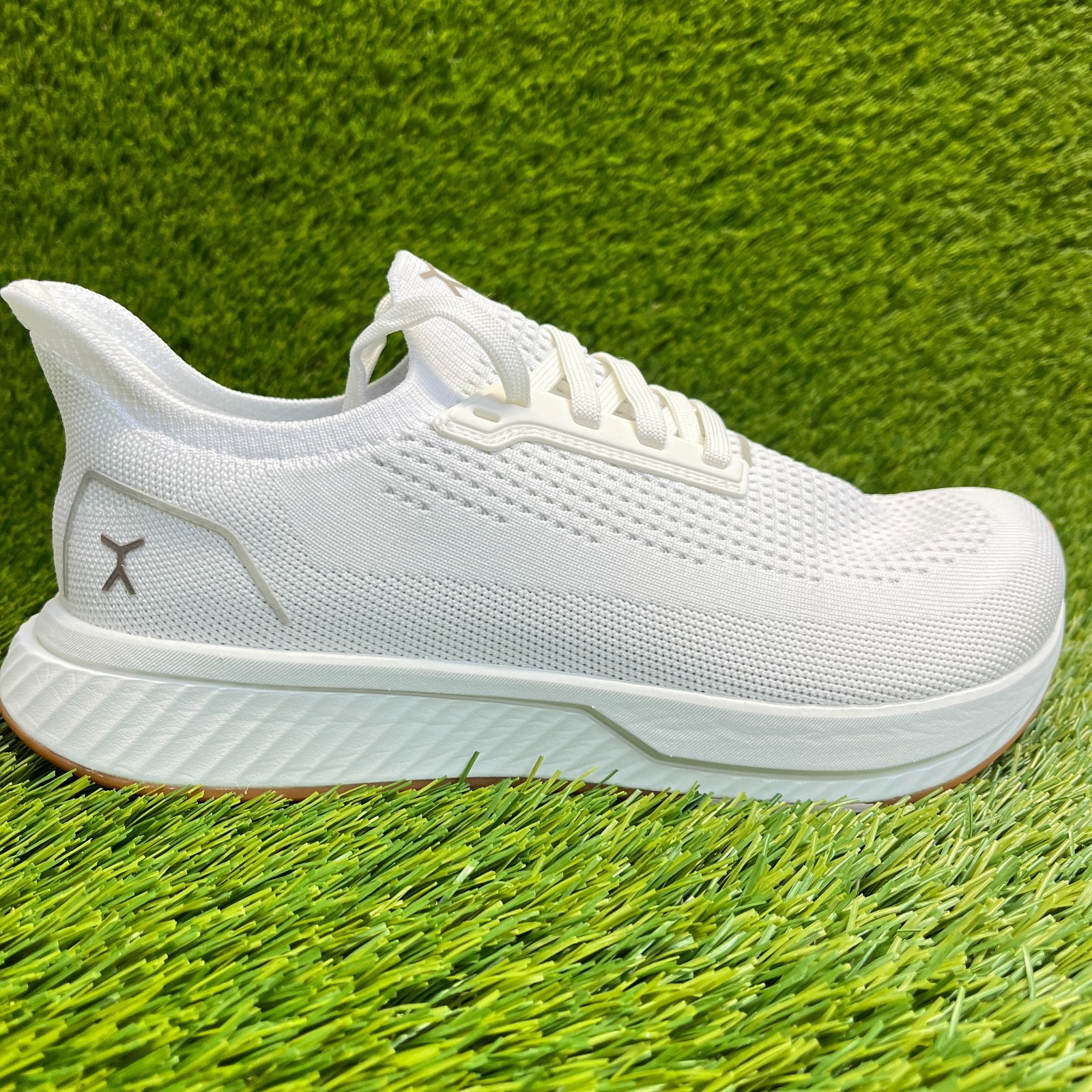 Flux Adapt Runner White Gum Womens Size 9 Mens Size 7.5 Running Athletic Shoes