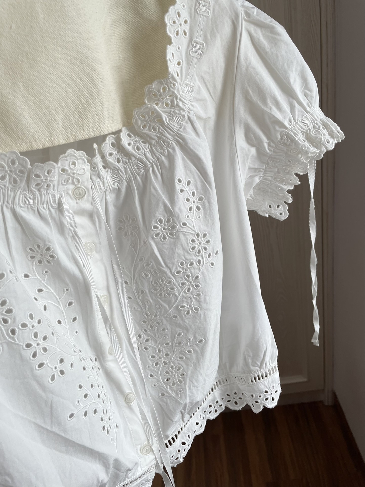 Women Doen U-neck Embroidered Short Sleeve Top