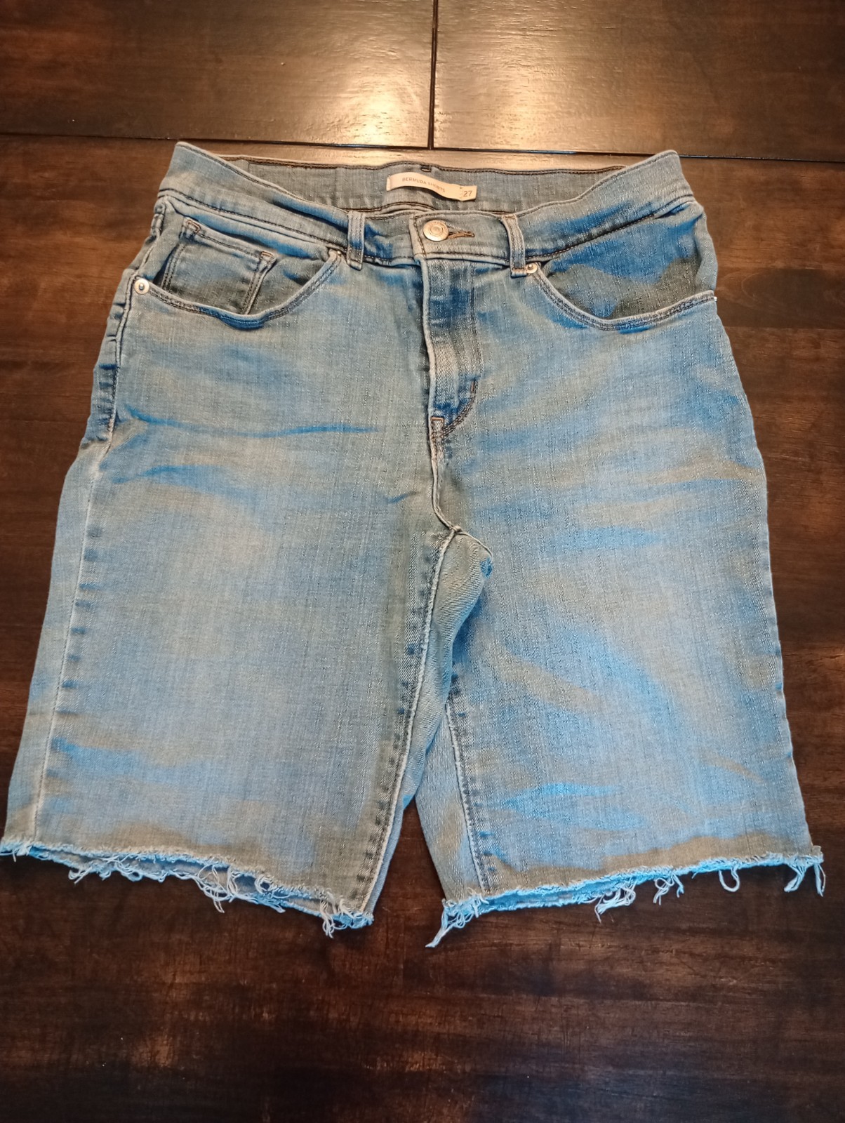 Levi’s Cut Off Bermuda Shorts Women’s Size 4/27 Light Wash Stretchy Comfortable