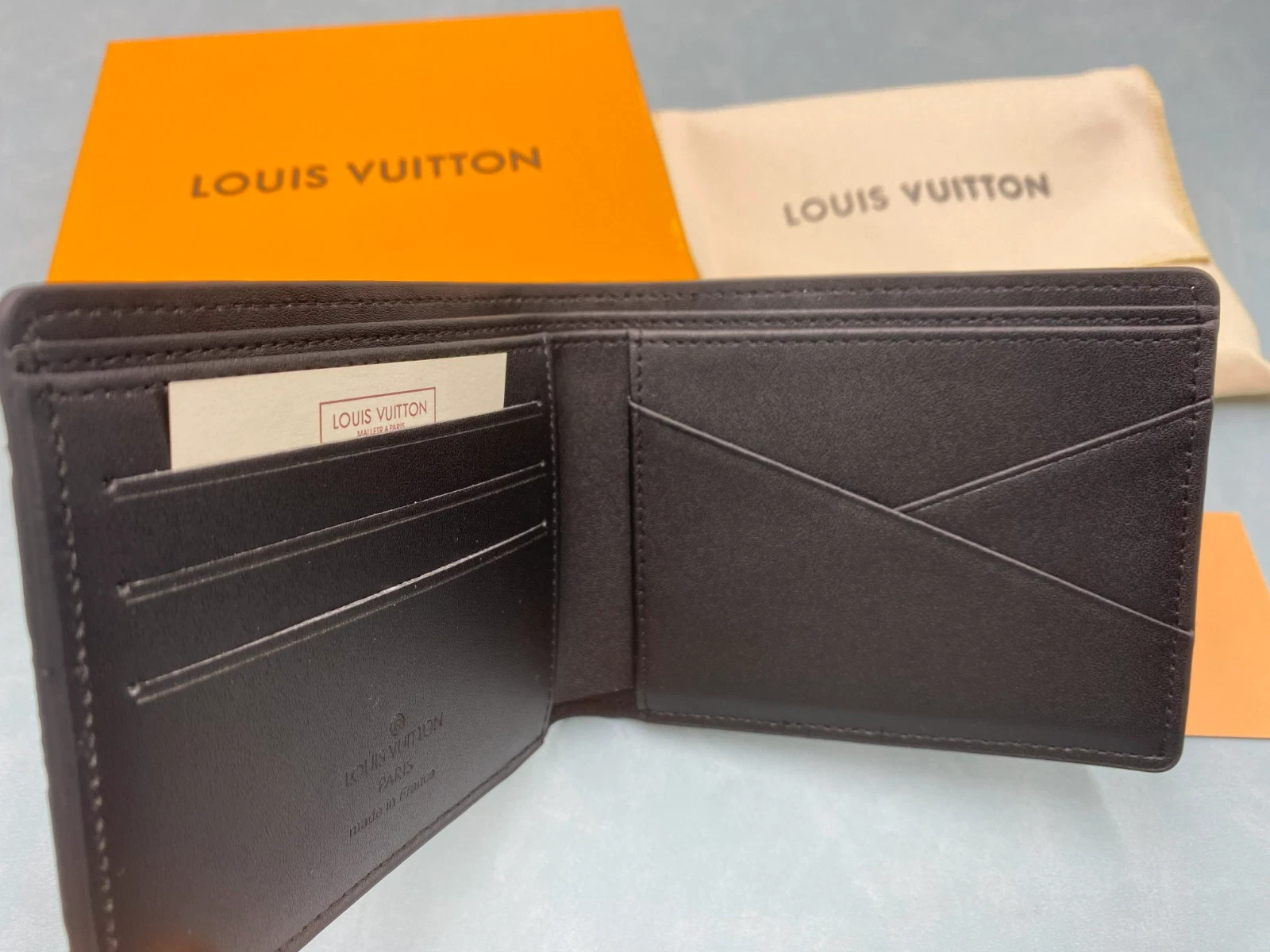 Louis Vuitton Black Bifold Men’s Wallet Folding Credit Card Logo Accent Solid