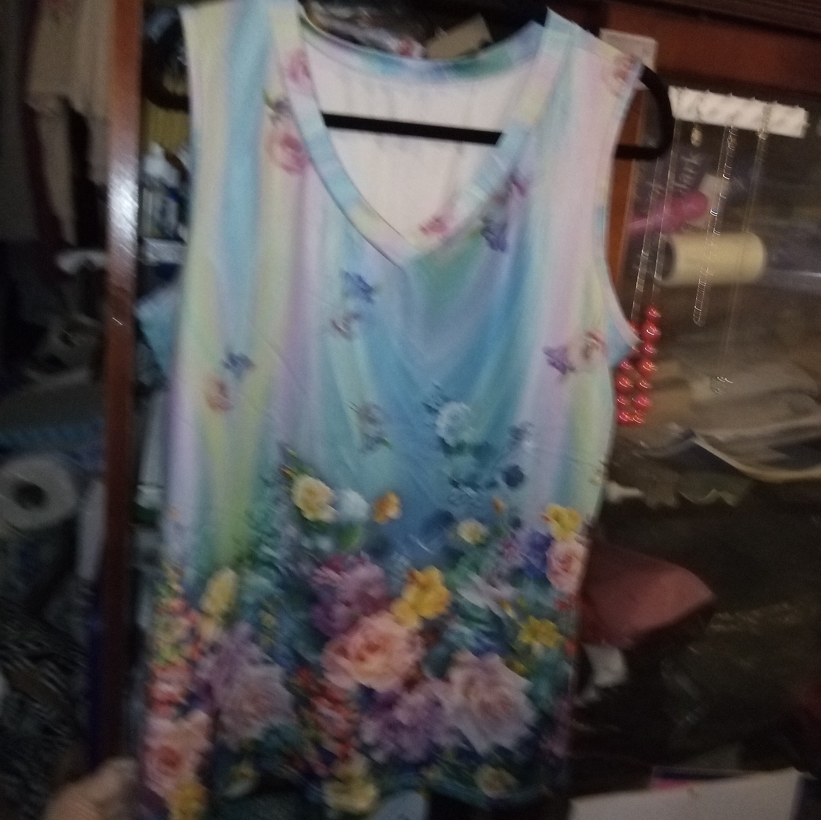 Light Blue Sleeveless Pullover 1X With Multiple Flowers V-Neck Item C110