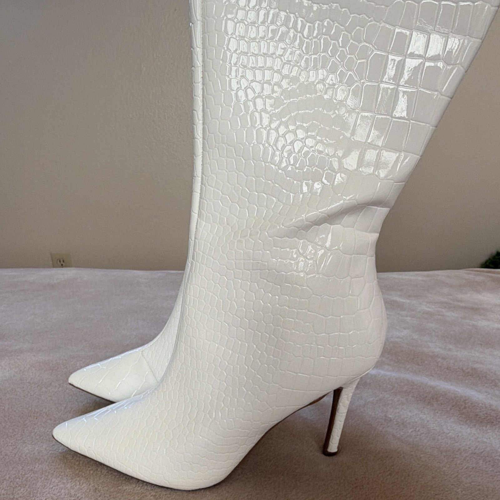 Women’s White Croc Embossed Leather Knee High Stiletto Pointed Toe Zip 6.5