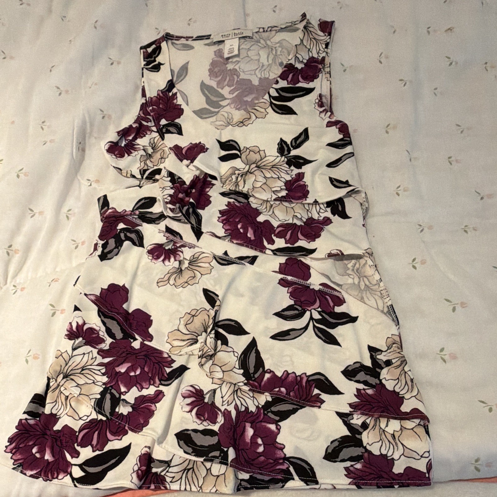 WH/BM Women’s XS White Purple Floral V-Neck Ruffle front Sleeveless tunic