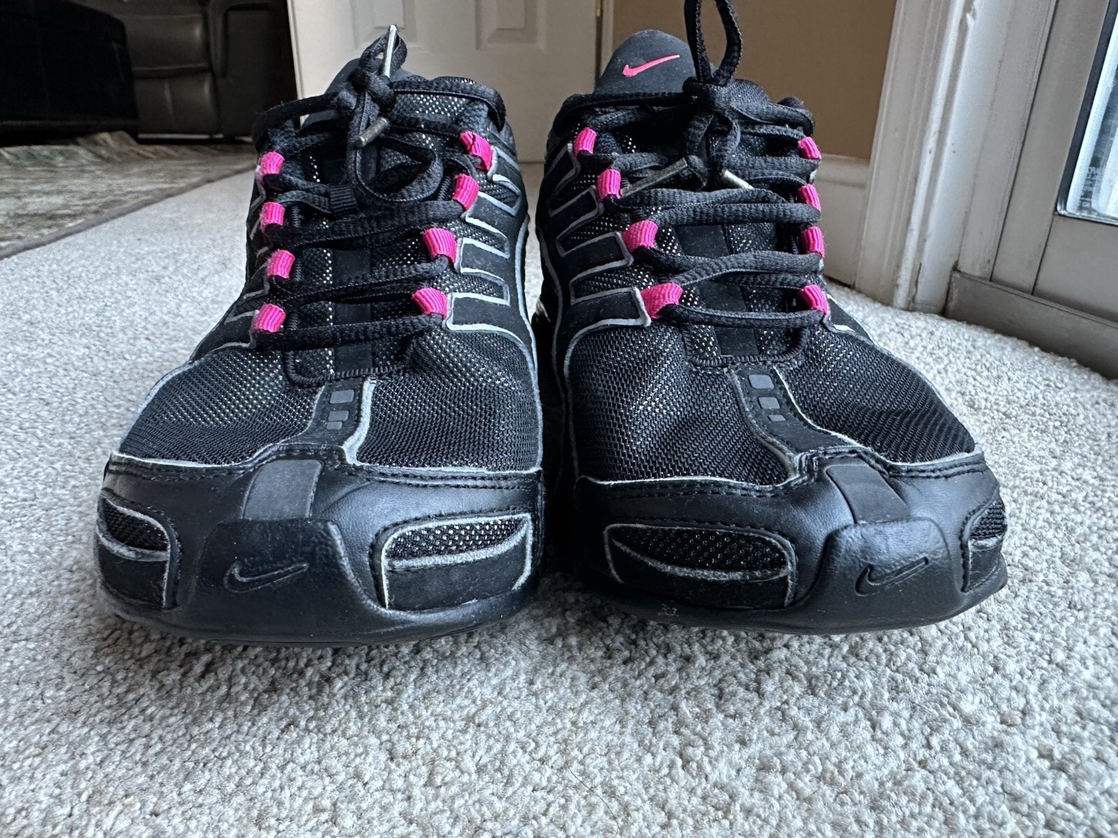 NIKE Shoes SHOX NAVINA Womens Size 9 Black Pink Running Sneaker 356918-062