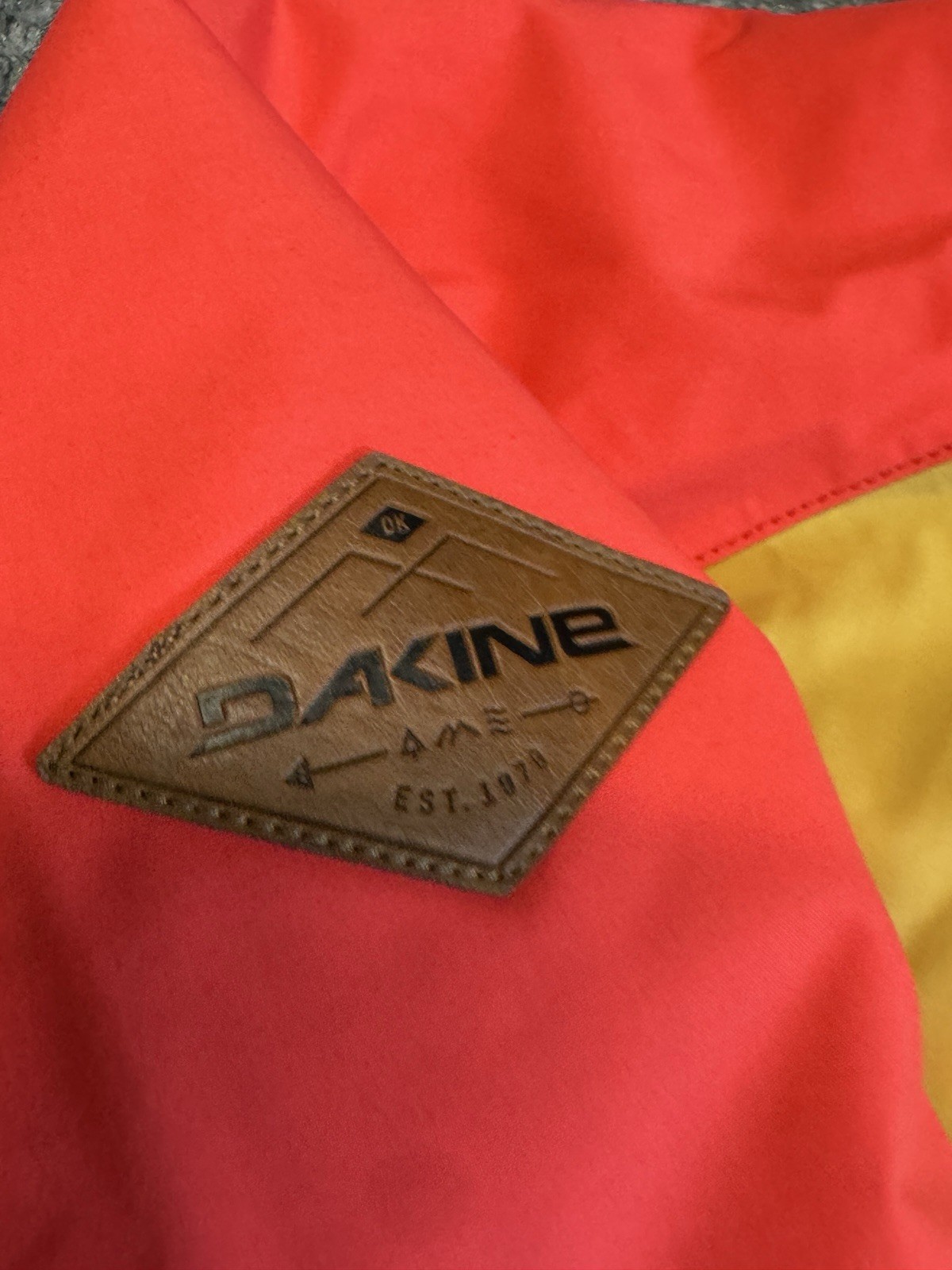 Dakine Canyons II Women’s Jacket Size Small Yellow Red Water Proof Snow Jacket