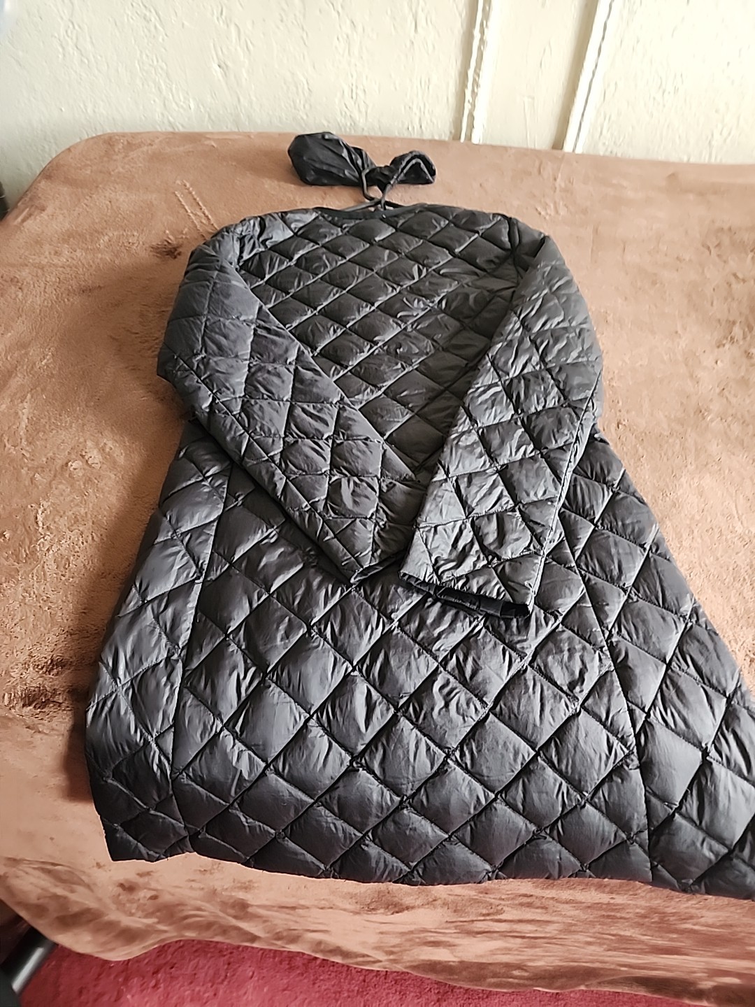 Target Brand: UN1 QLO. SZ .S .WATER.SNOW PROOF. SF.BLACK .VERY LIGHT. POUCH.