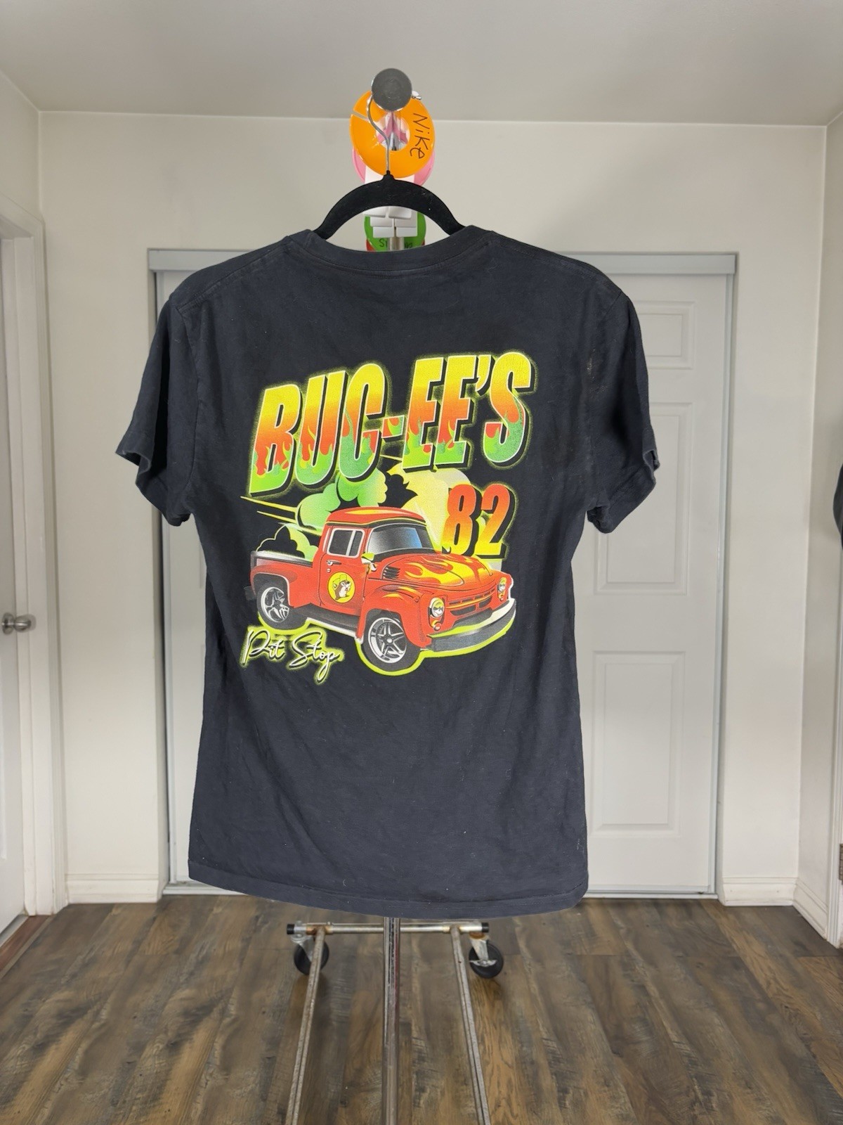 Buc-ee’s 82 Graphic Logo Men’s Black Short Sleeve Crew Neck T-Shirt Size S