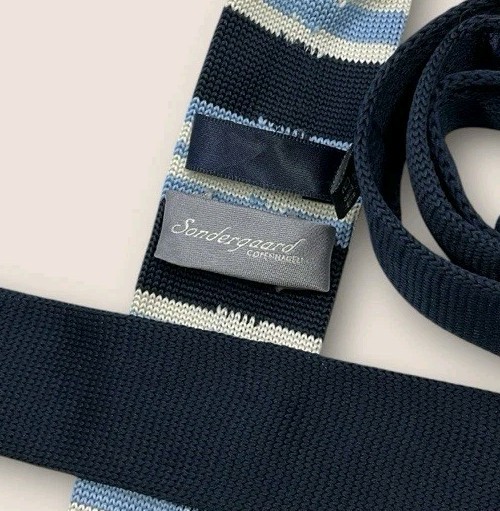 SONDERGAARD Polyester Knit Tie Navy Blue White Striped W:1.7″ EUC