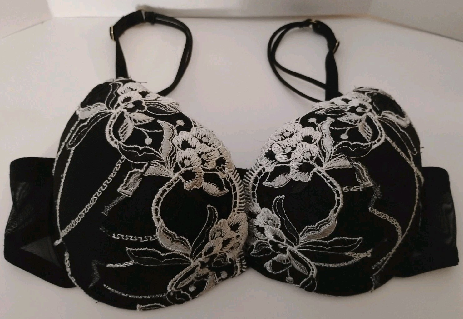Daisy Fuentes Intimates RN 15741 Black And White Underwire T-Shirt Bra Sz. 34 A