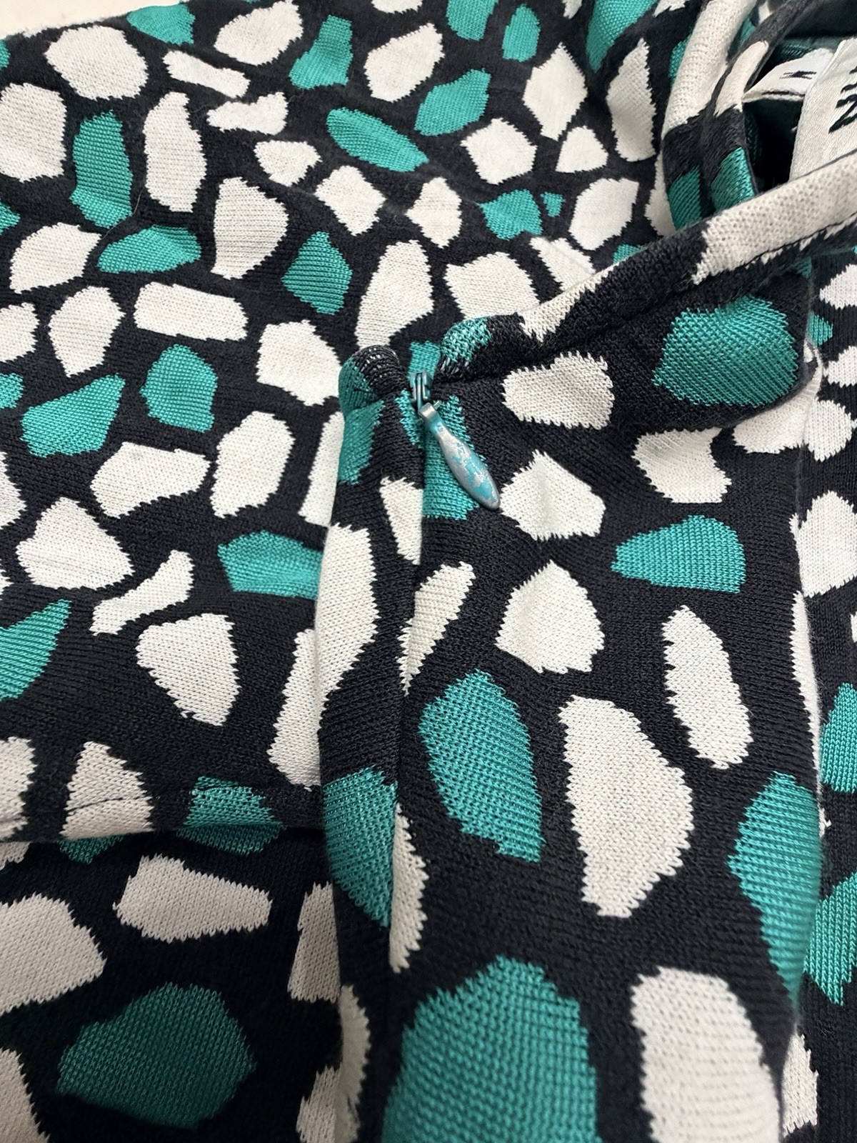 St. John Santana Knit Sleeveless Shell Tank Top Black White Teal Print Size M