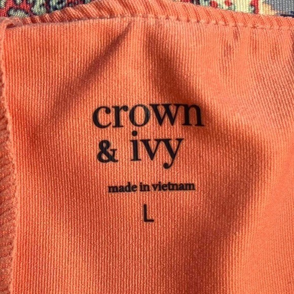 Crown & Ivy sporty Hawaiian skirt with built in shorts. Size Large