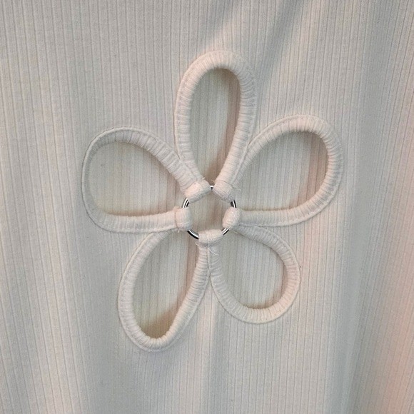 Torrid 00 Flower O-Ring Rib Tank Whisper White Ivory Medium Cut Out Top