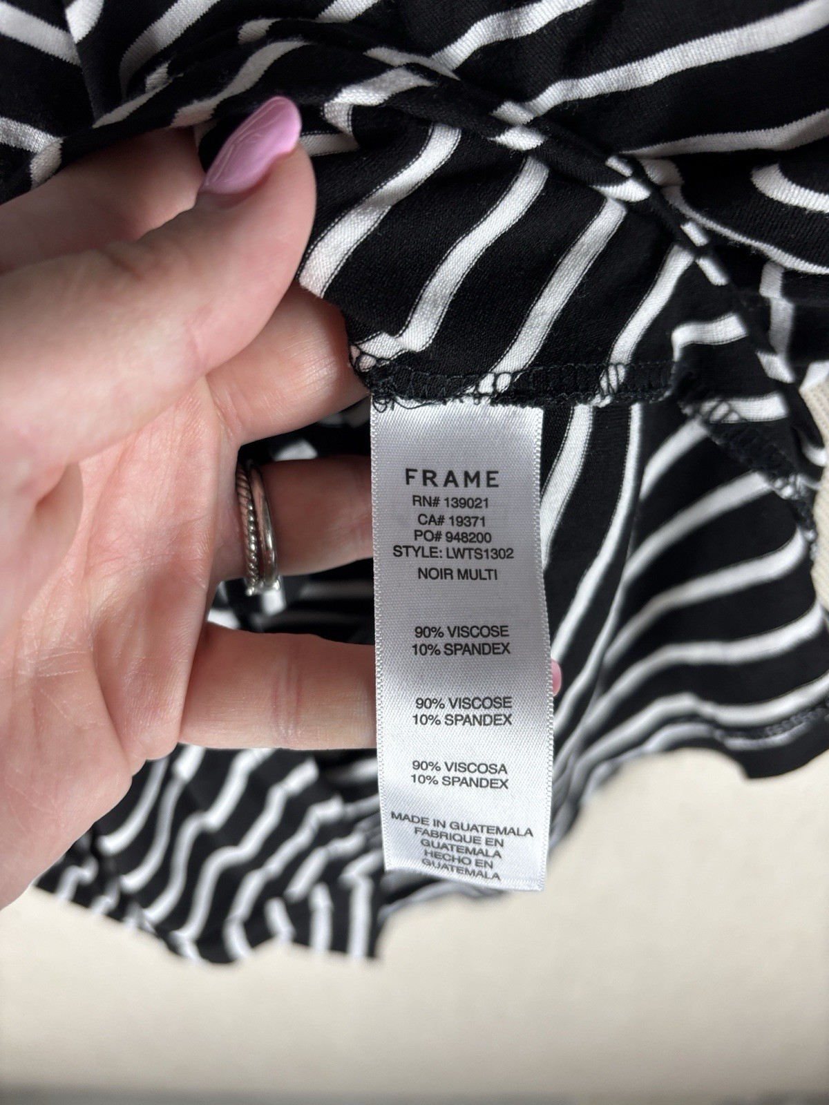 FRAME – WOMEN’S SMALL – BLACK & WHITE STRIPE 3/4 SLEEVE V NECK SHIRT TOP