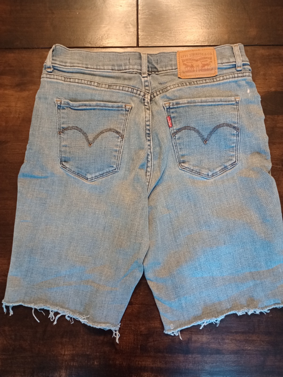 Levi’s Cut Off Bermuda Shorts Women’s Size 4/27 Light Wash Stretchy Comfortable