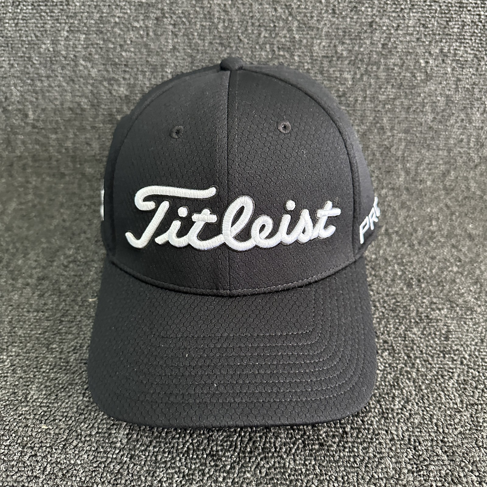Titleist Golf Fitted Cap Black PRO V1 Curved Brim Hat Size 7 1/8