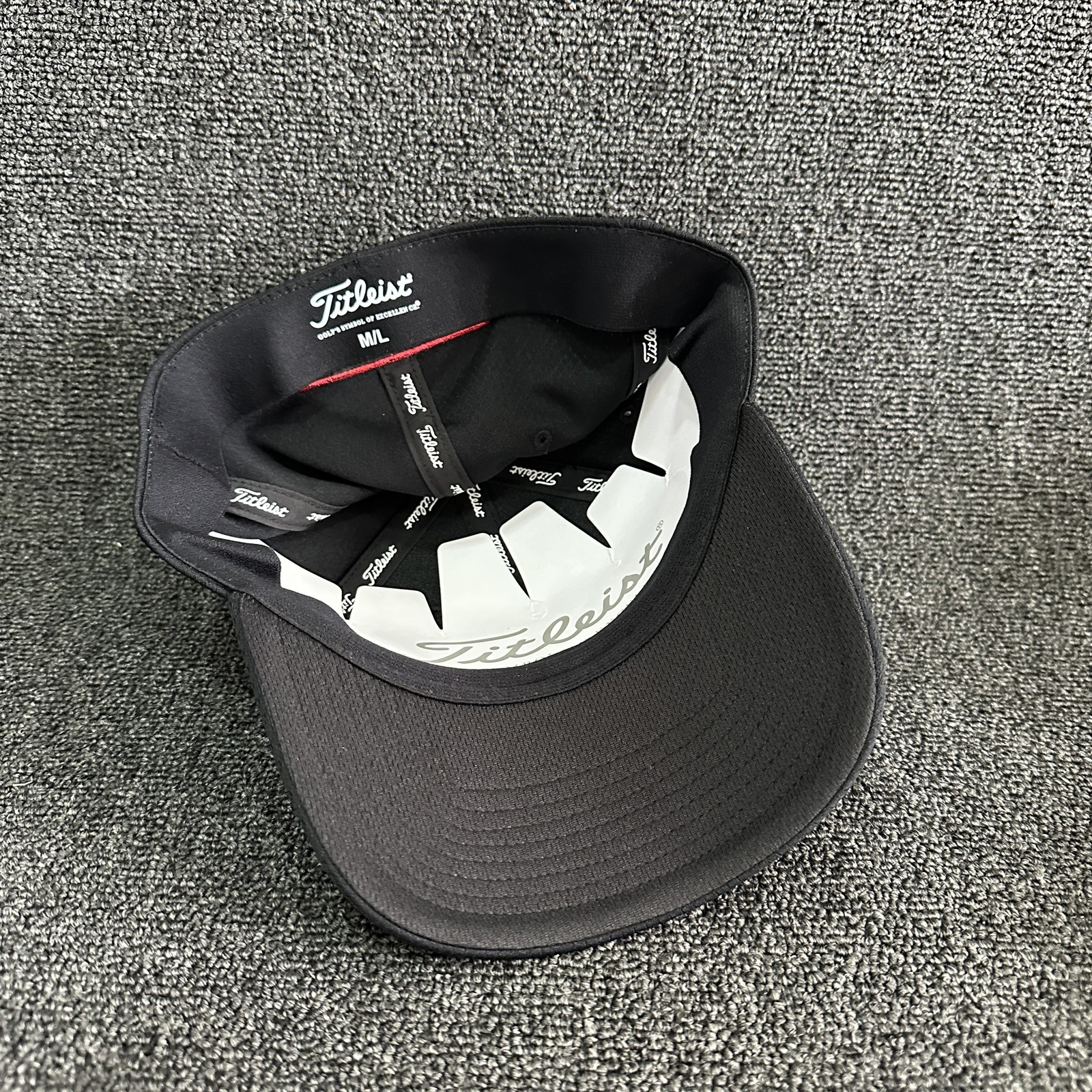 Titleist Golf Fitted Cap Black PRO V1 Curved Brim Hat Size 7 1/8