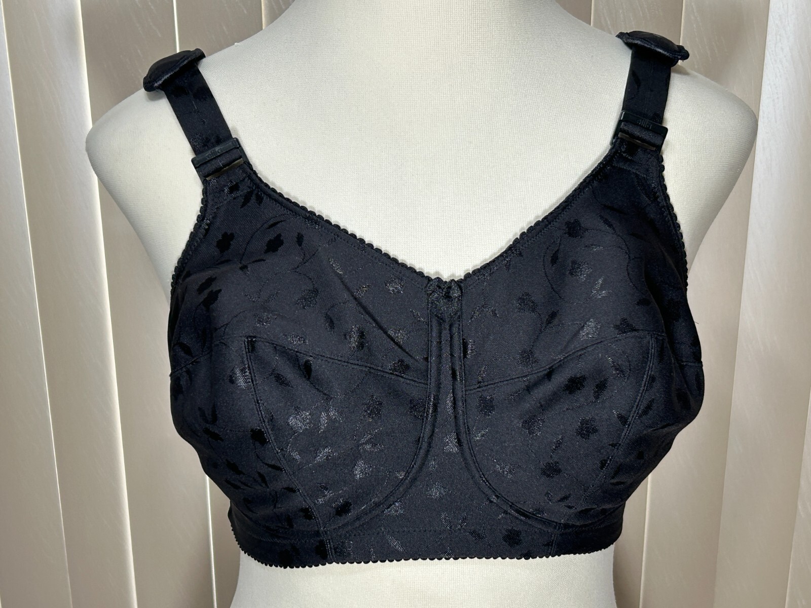 Elila Wireless Full Coverage Bra 34G Padded Comfort Straps Sidney Jacquard Black