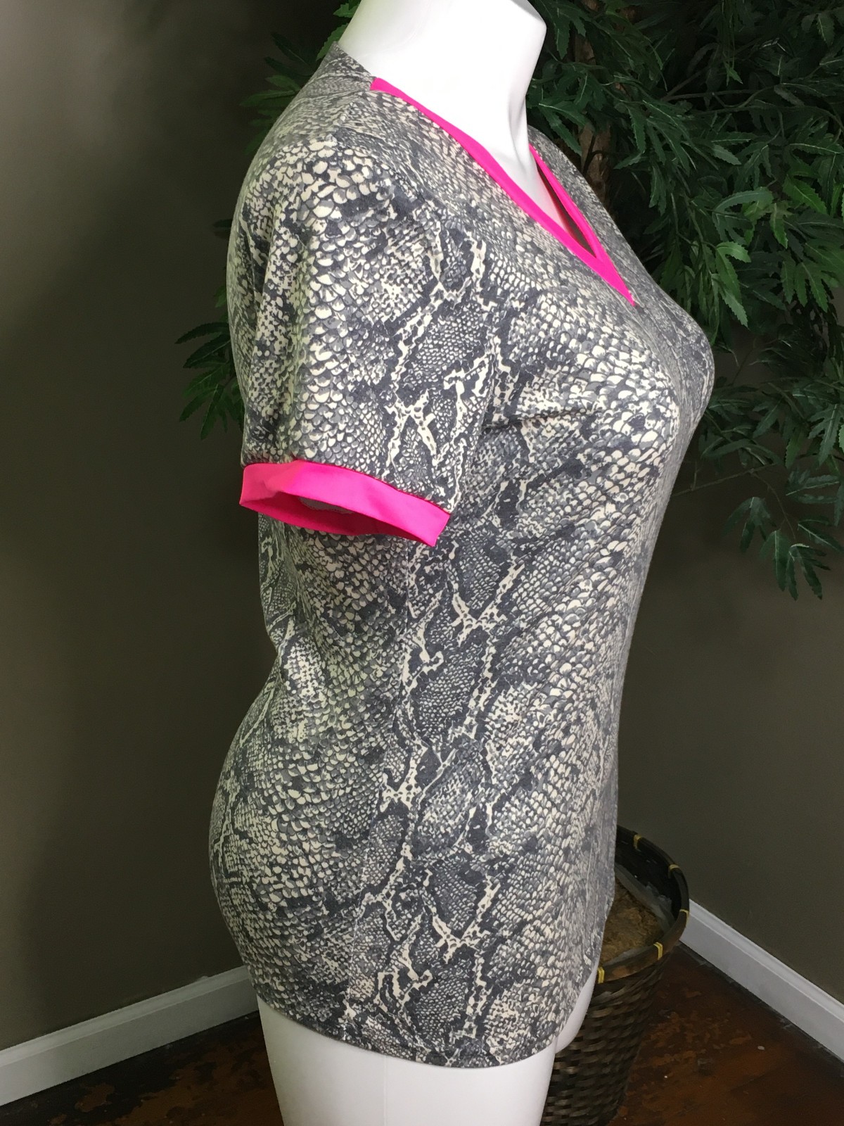 Crazy Train Top Women’s Sz. M Snake Print Neon Pink Contrast Short Sleeve V-Neck