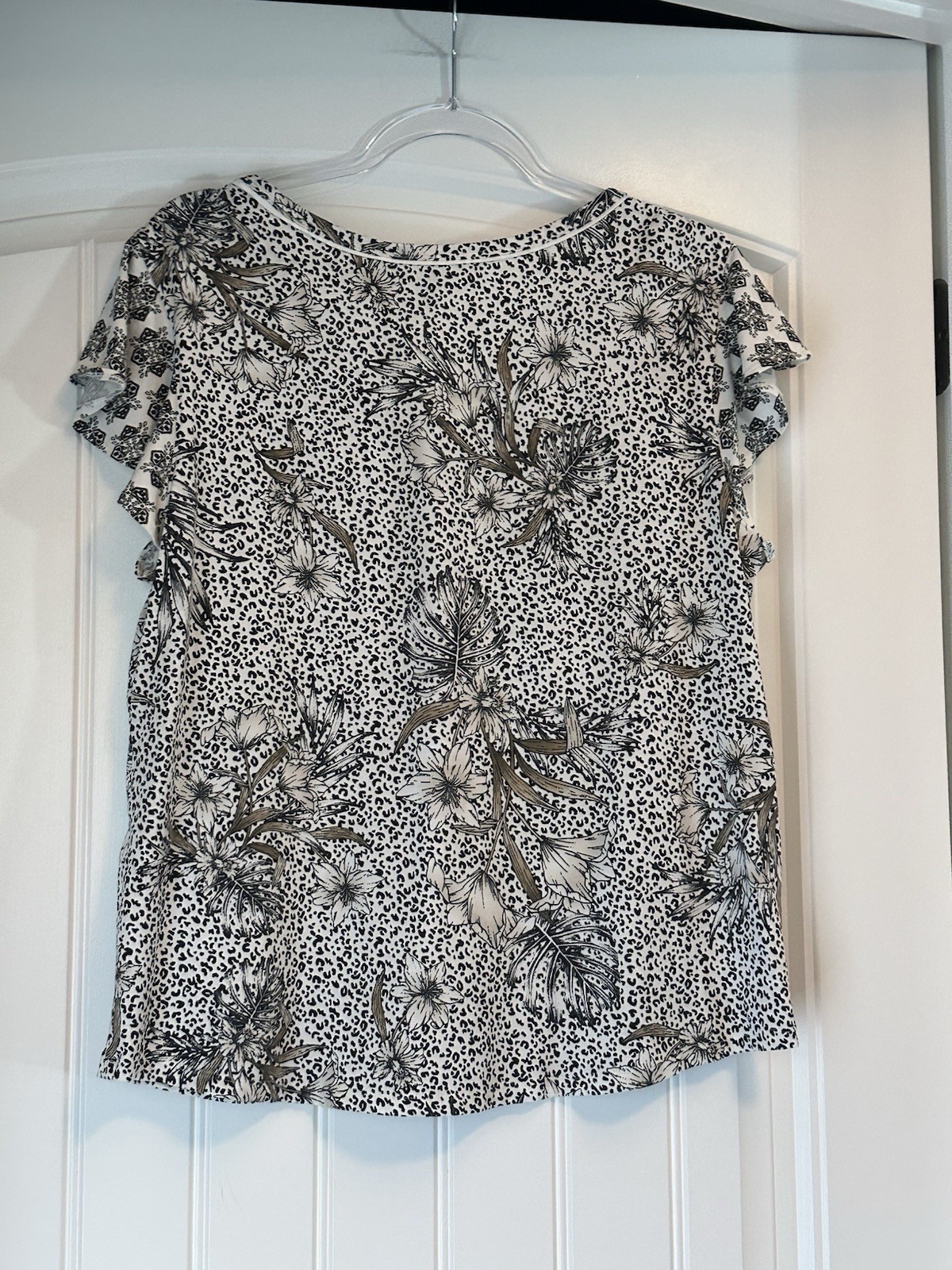 White House Black Market V Neck Short Flutter Sleeve Floral Animal Print Top XL