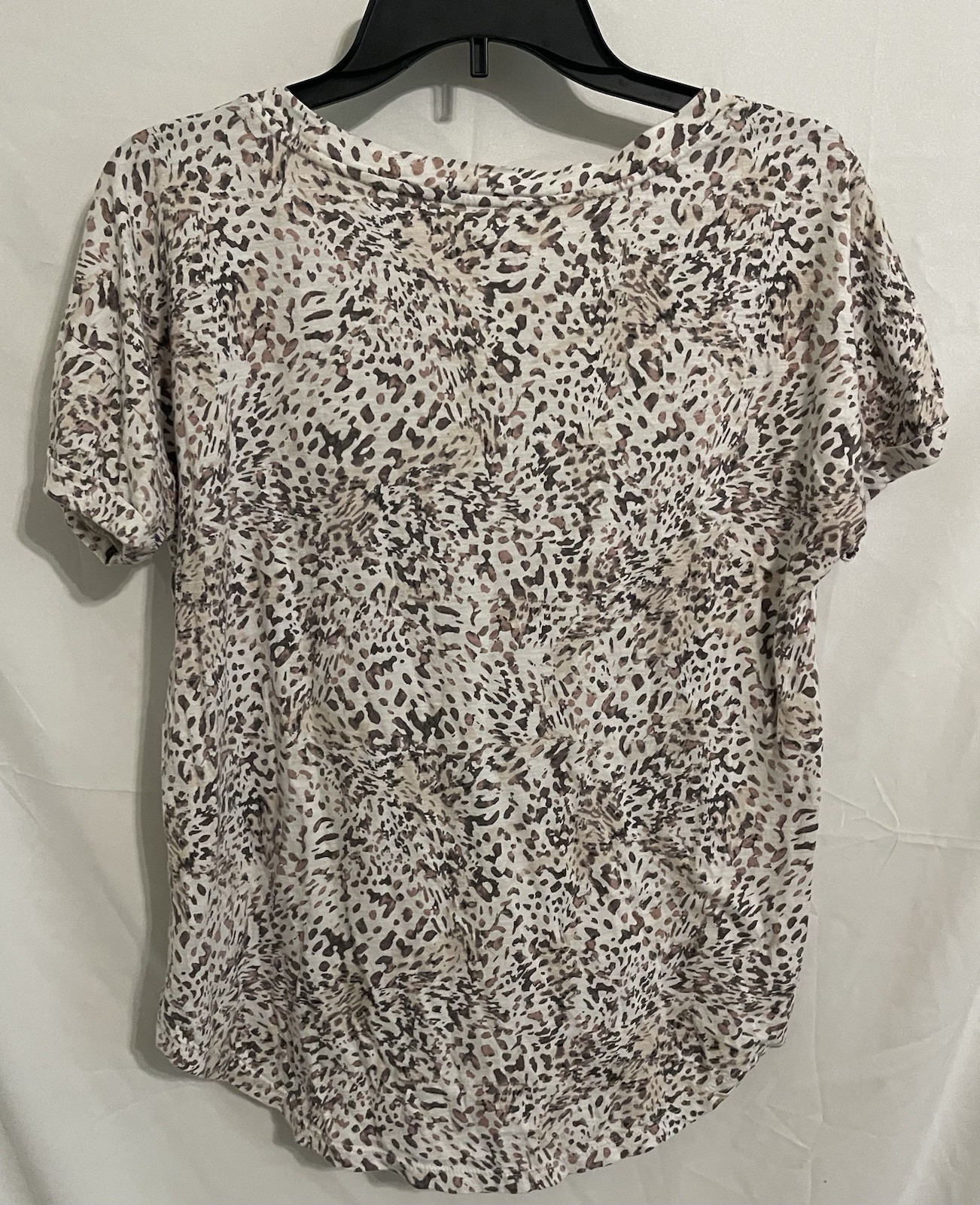 Maurices Women’s Beige/Brown/Black Leopard Print V-Neck Tee Short Sleeve L