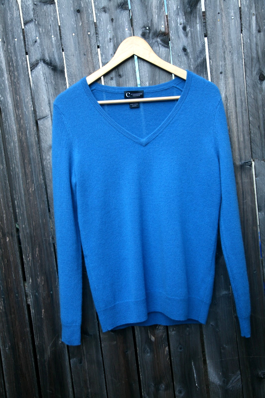 Size M – BLOOMINGDALE’S Women’s Blue 100% Cashmere V-Neck Sweater