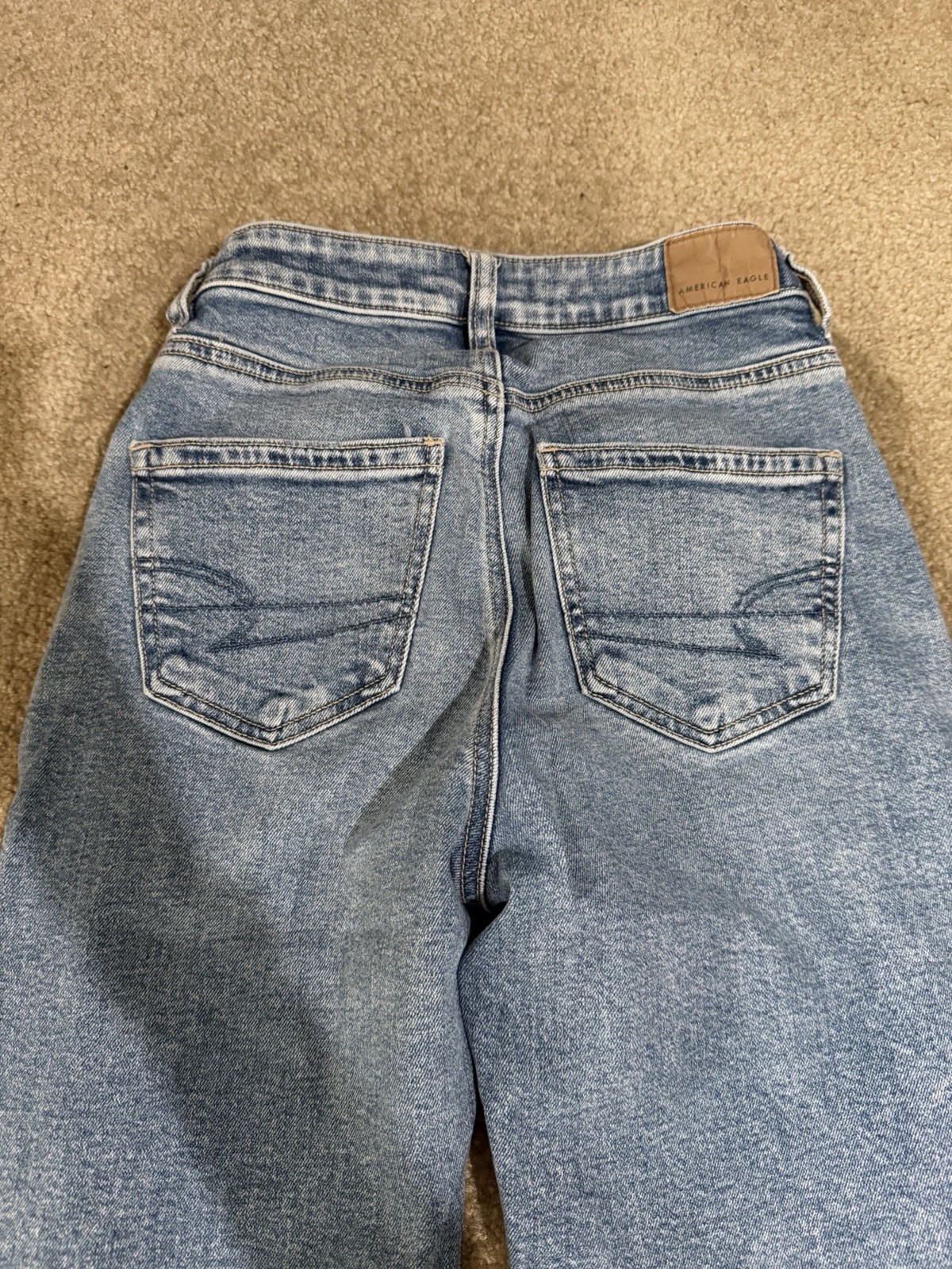 Womens American Eagle Strigid Ripped Knee Light Wash Mom Jeans Size 00R