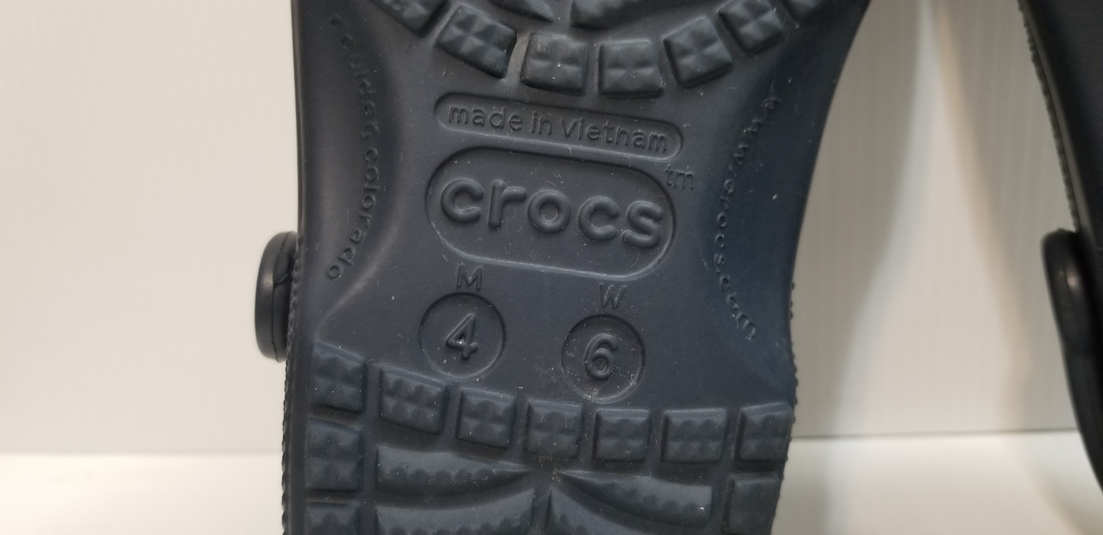 Crocs Unisex Navy Blue Classic Clogs Sandals Sz Men 4 Women 6 Slip On Water Shoe