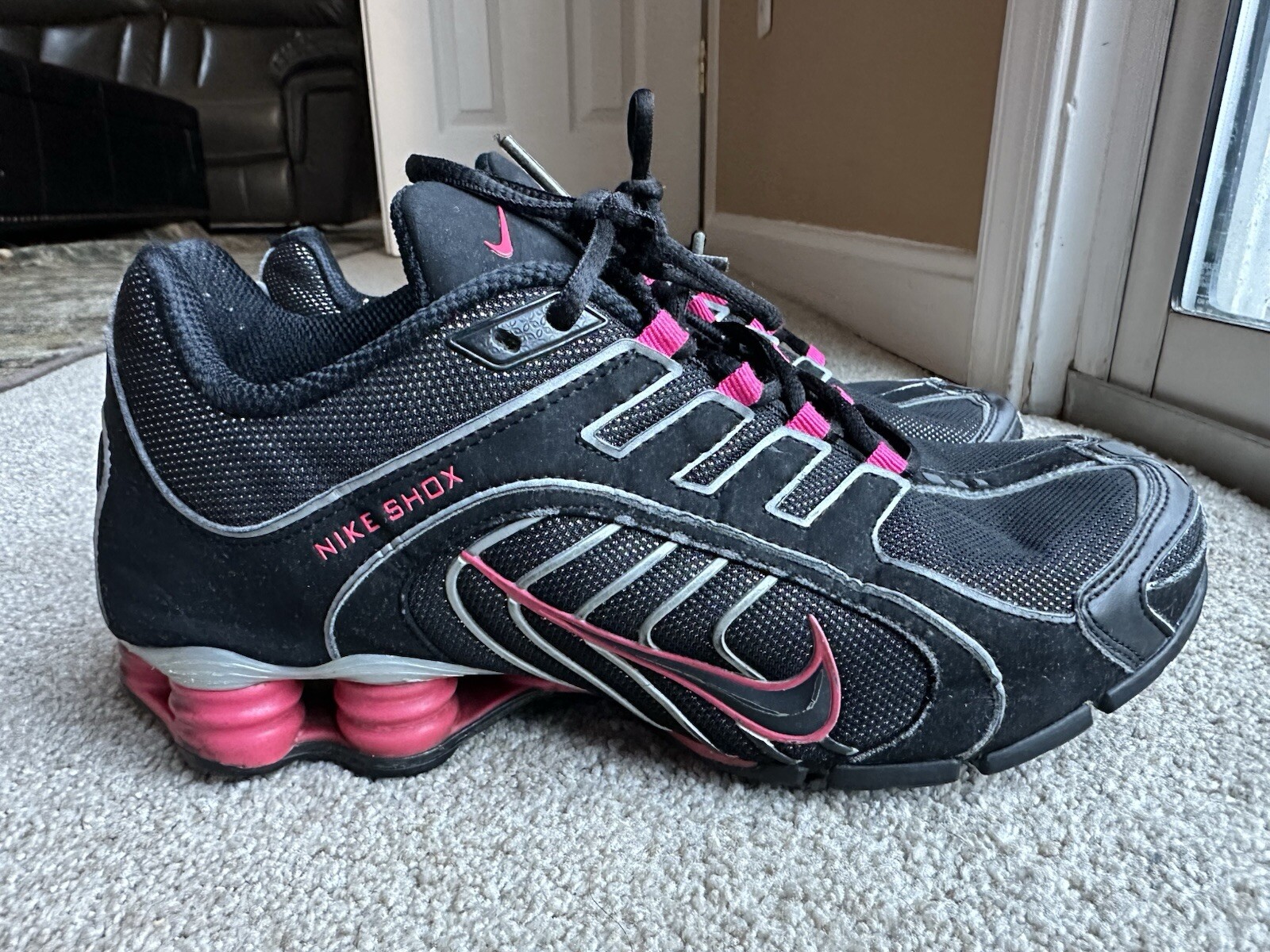 NIKE Shoes SHOX NAVINA Womens Size 9 Black Pink Running Sneaker 356918-062