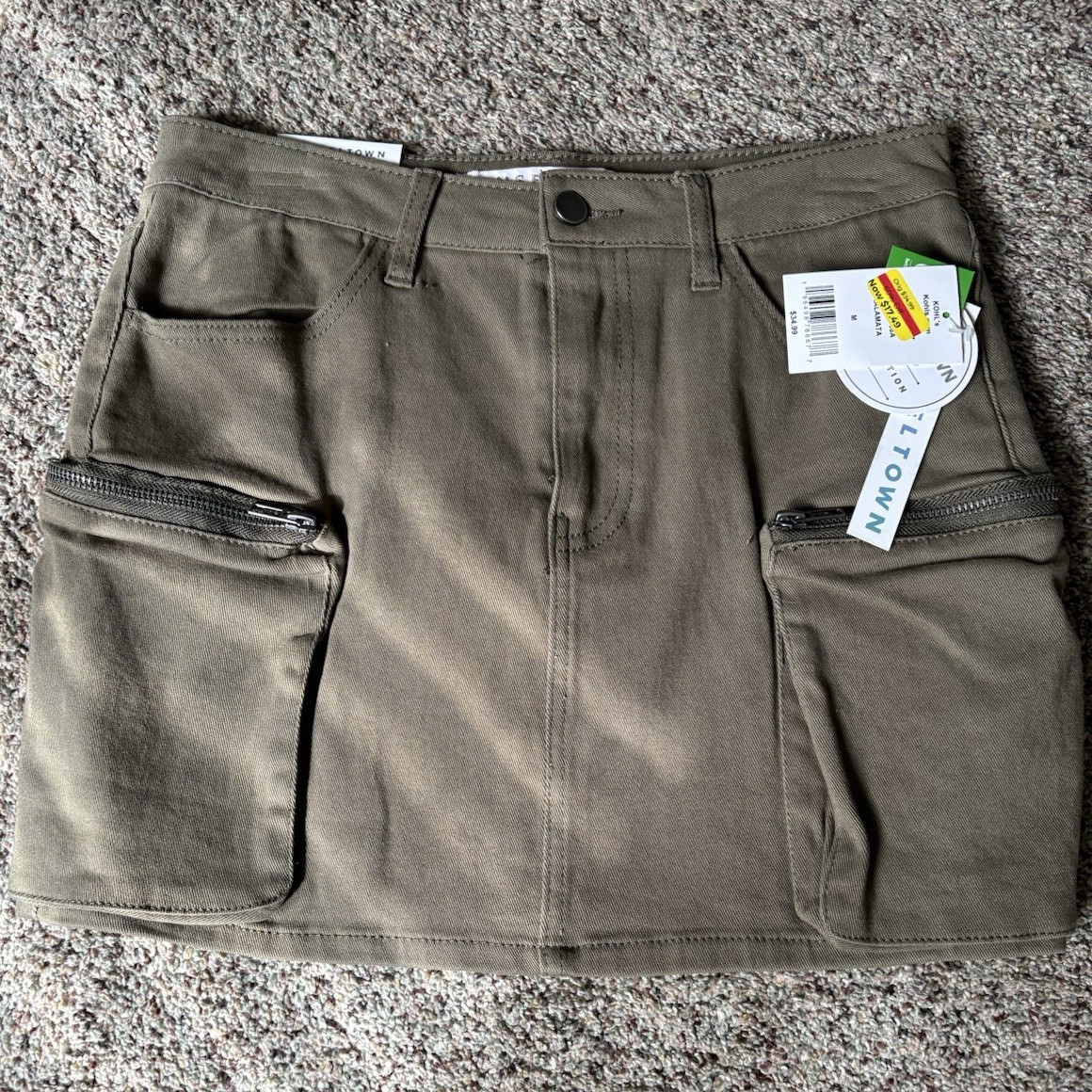 Tinsel Town Women’s Green Solid Cargo Shorts Size M, Zipper Accents, Pockets