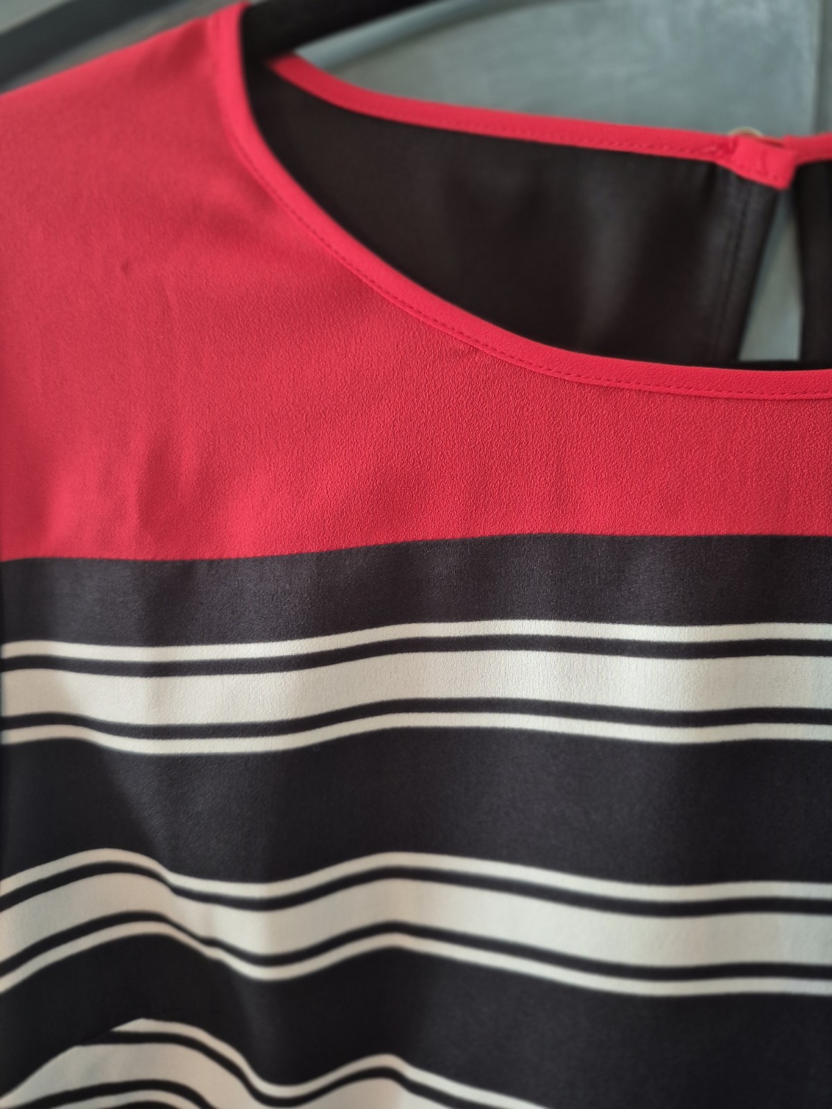 Ann Taylor Women’s 2 Regular Black/Red/White Striped Round Neck Button Blouse