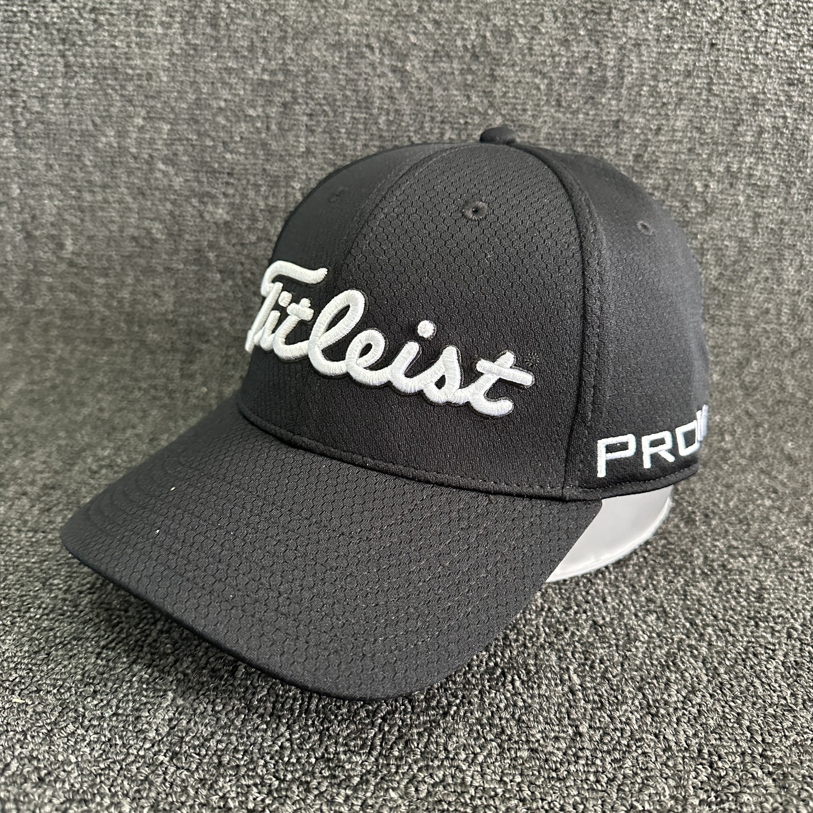 Titleist Golf Fitted Cap Black PRO V1 Curved Brim Hat Size 7 1/8