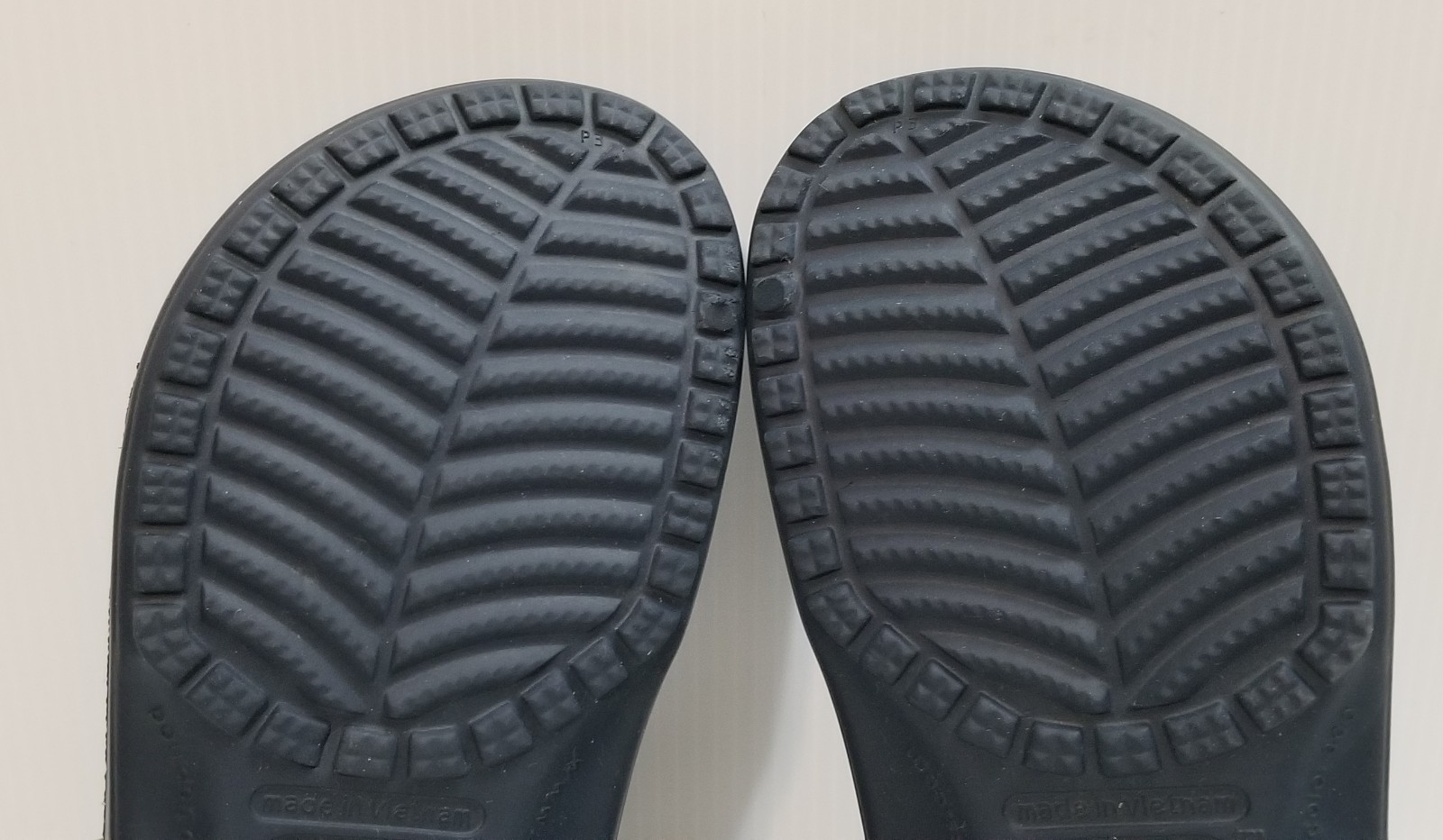 Crocs Unisex Navy Blue Classic Clogs Sandals Sz Men 4 Women 6 Slip On Water Shoe