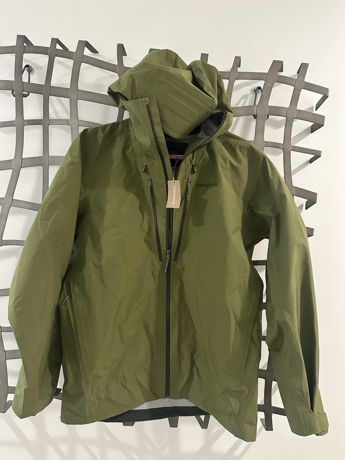 NEW PATAGONIA MENS TRIOLET Goretex Rain Snow Travel Weather Proof JACKET Mens M