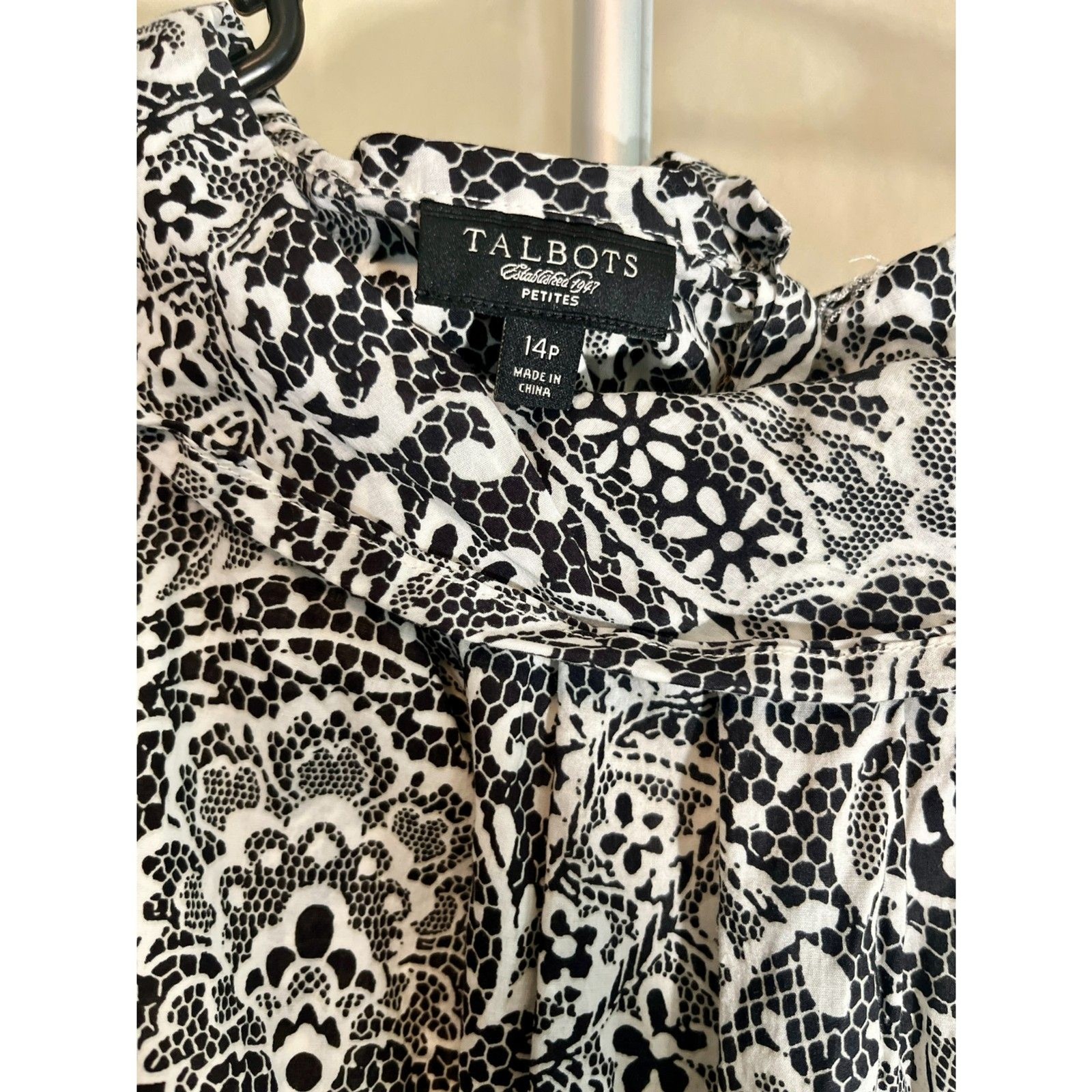 Talbots black and white paisley sleeveless shirt Size 14p