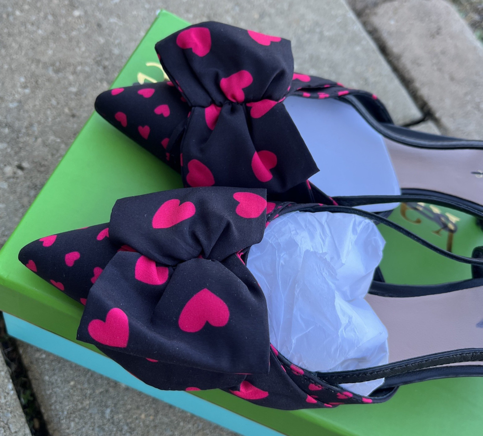Kate Spade Daxton Heart Kitten Heel Slingback Black/Red Women 6.5M Red hearts