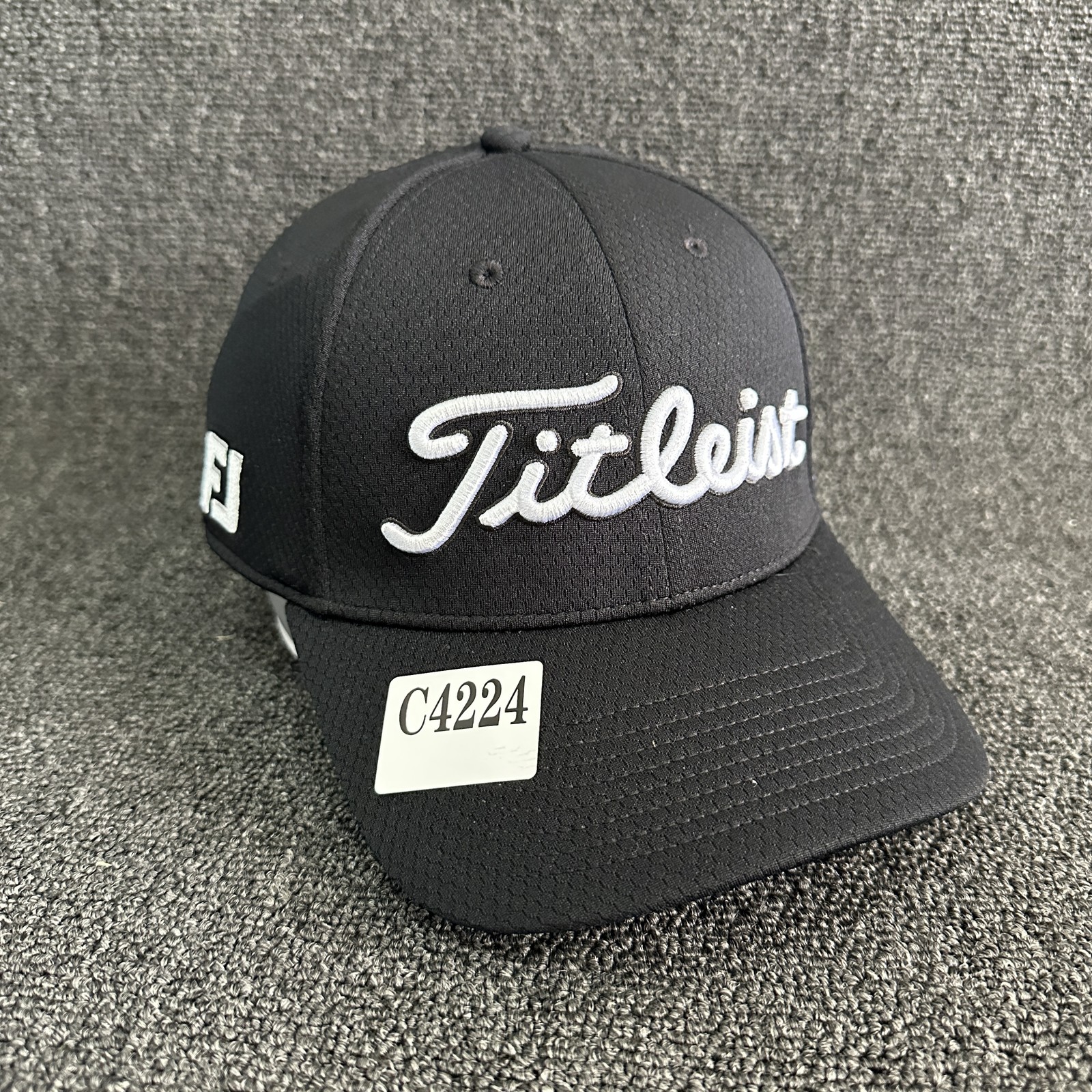 Titleist Golf Fitted Cap Black PRO V1 Curved Brim Hat Size 7 1/8