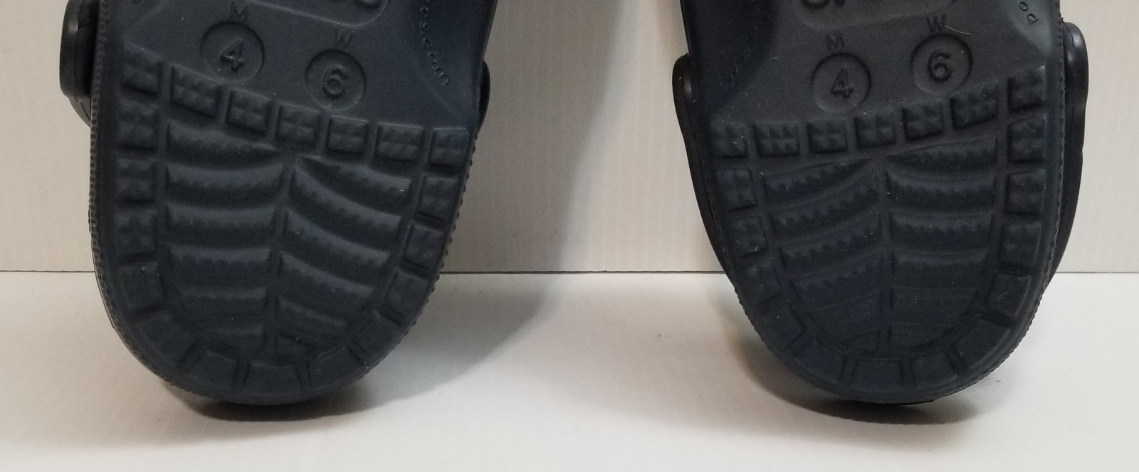Crocs Unisex Navy Blue Classic Clogs Sandals Sz Men 4 Women 6 Slip On Water Shoe