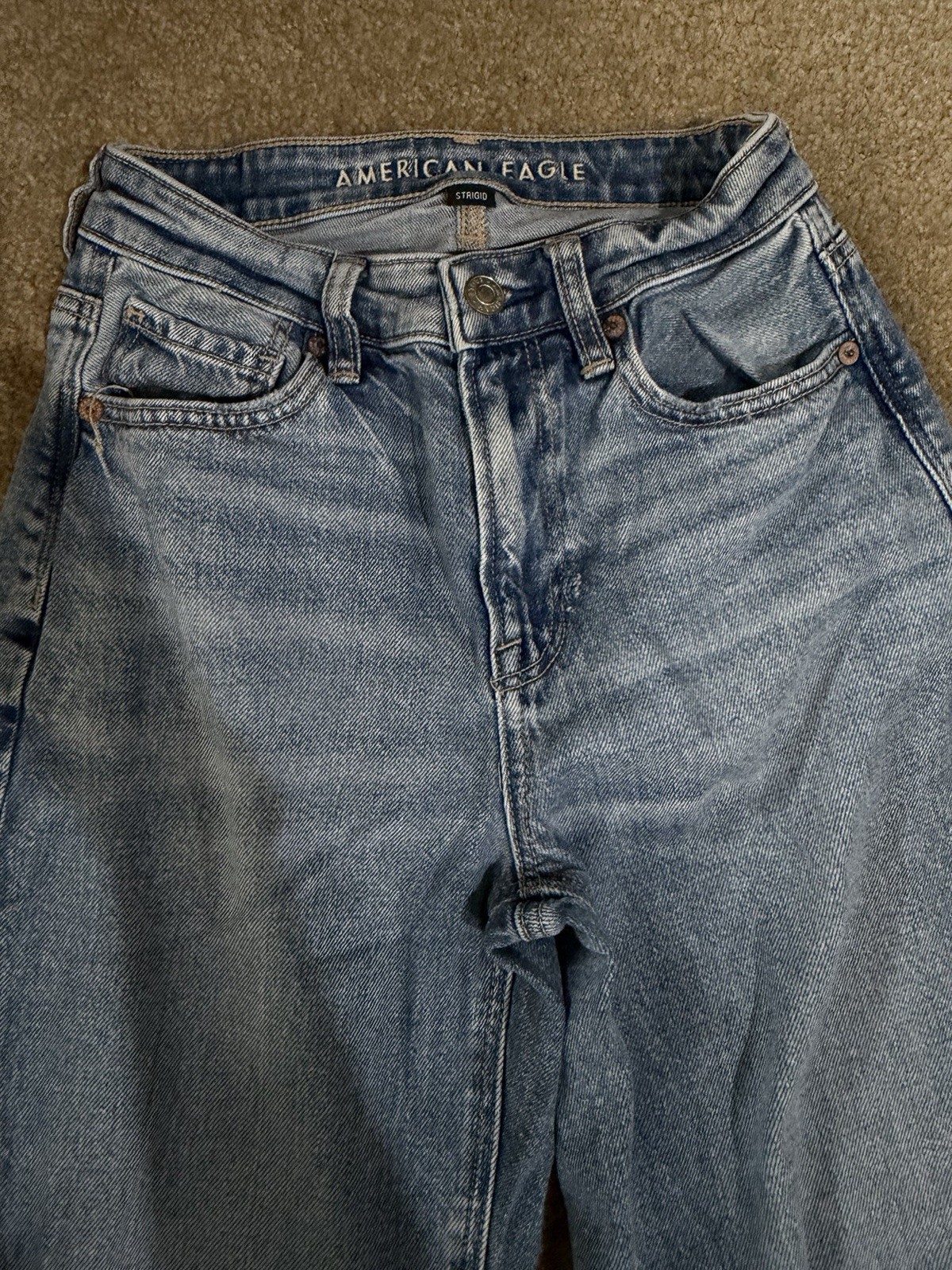 Womens American Eagle Strigid Ripped Knee Light Wash Mom Jeans Size 00R