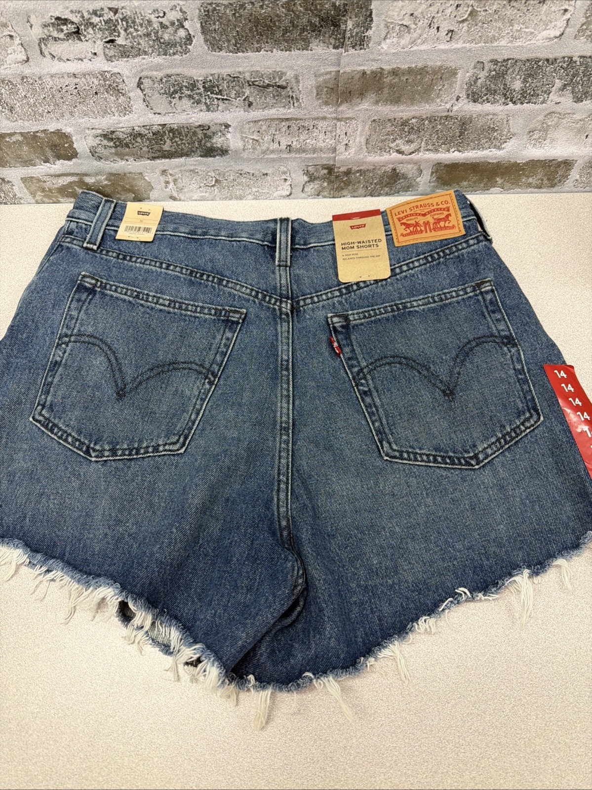Levi’s Women’s High-Waisted Relaxed Fit 5 Pocket Cotton Denim Mom Short, 32 (14)
