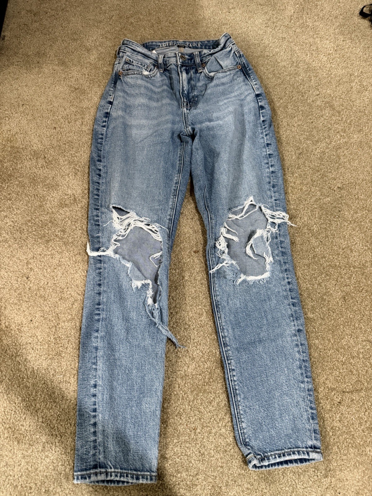 Womens American Eagle Strigid Ripped Knee Light Wash Mom Jeans Size 00R