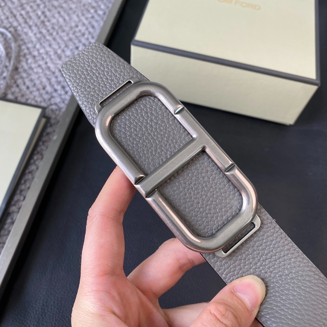 Tom Ford men’s gray/black Calfskin Leather casual belt