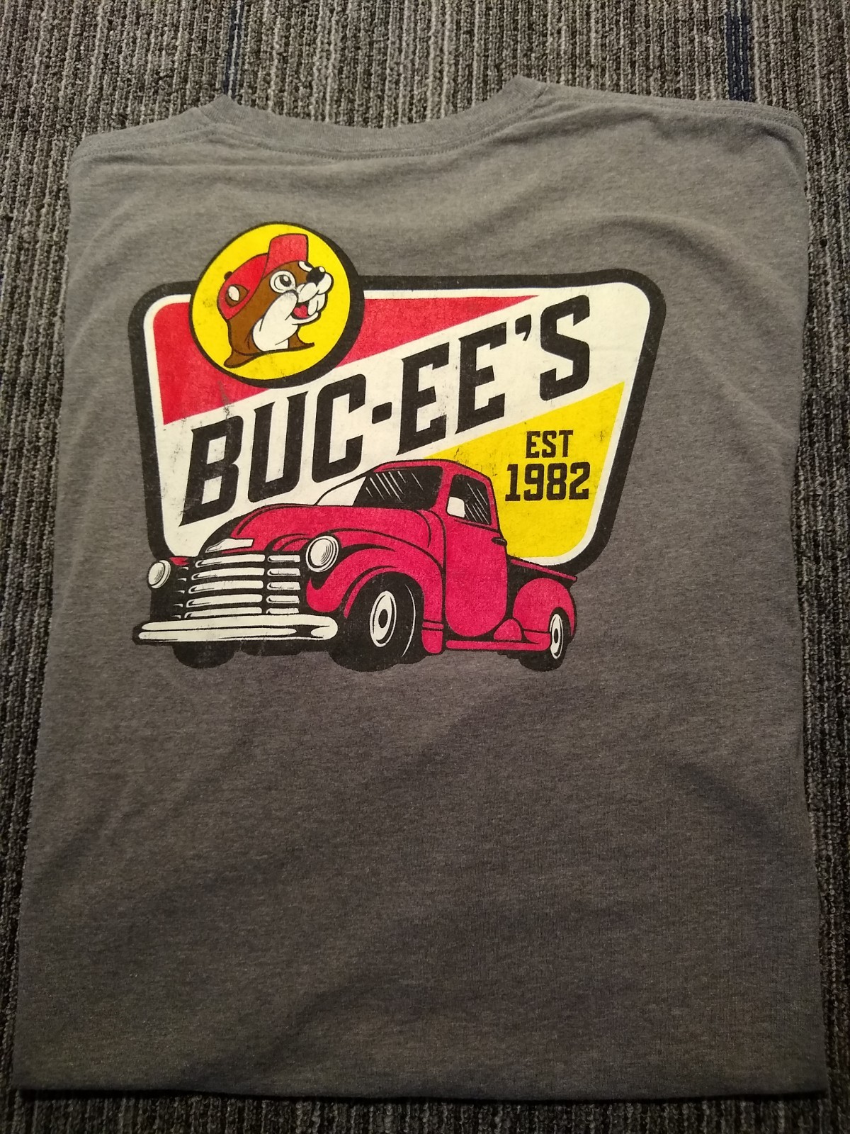 Buc-ee’s Gray Red Truck Graphic Print Buc-ee Beaver Logo T-Shirt Size XL