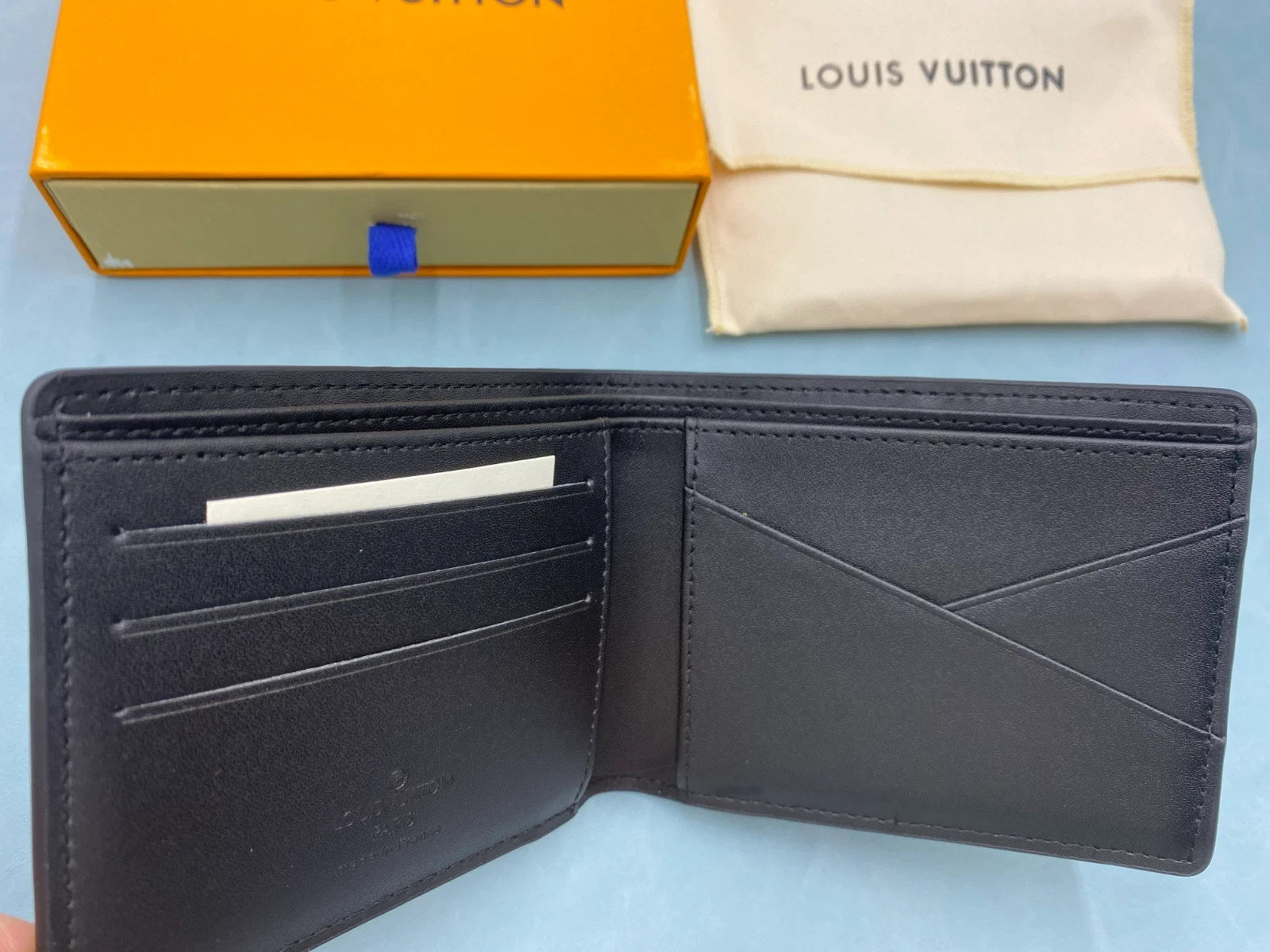 Louis Vuitton Black Bifold Men’s Wallet Folding Credit Card Logo Accent Solid